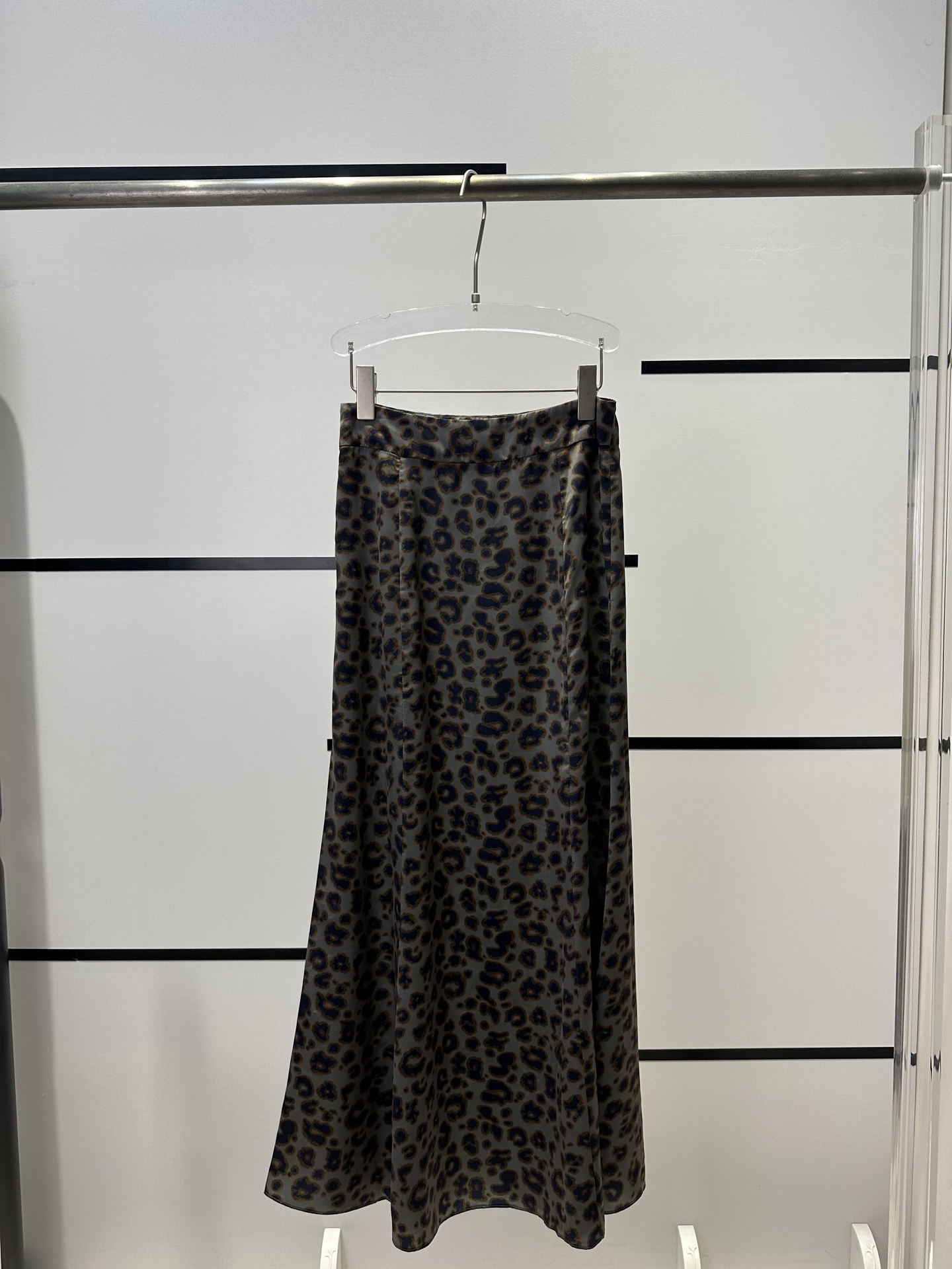 Stylish YSL Dress: High-End Quality, Leopard Design, Tailored Elegance, Perfect for Daily Wear - 图片 2
