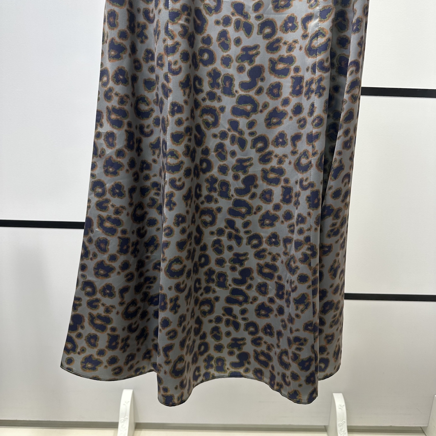 Stylish YSL Dress: High-End Quality, Leopard Design, Tailored Elegance, Perfect for Daily Wear - 图片 8