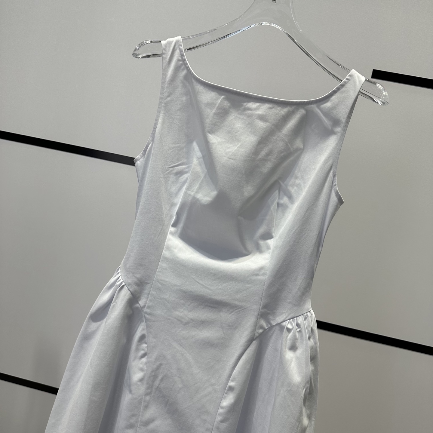 High-End Women’s Suit: Stylish, Simple Design with Strong Waist Detail. - 图片 4