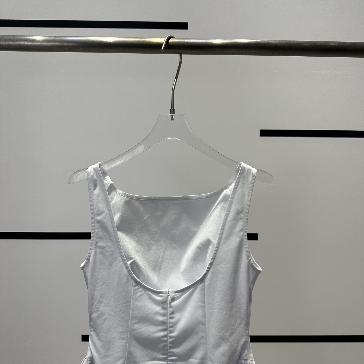 High-End Women’s Suit: Stylish, Simple Design with Strong Waist Detail. - 图片 6