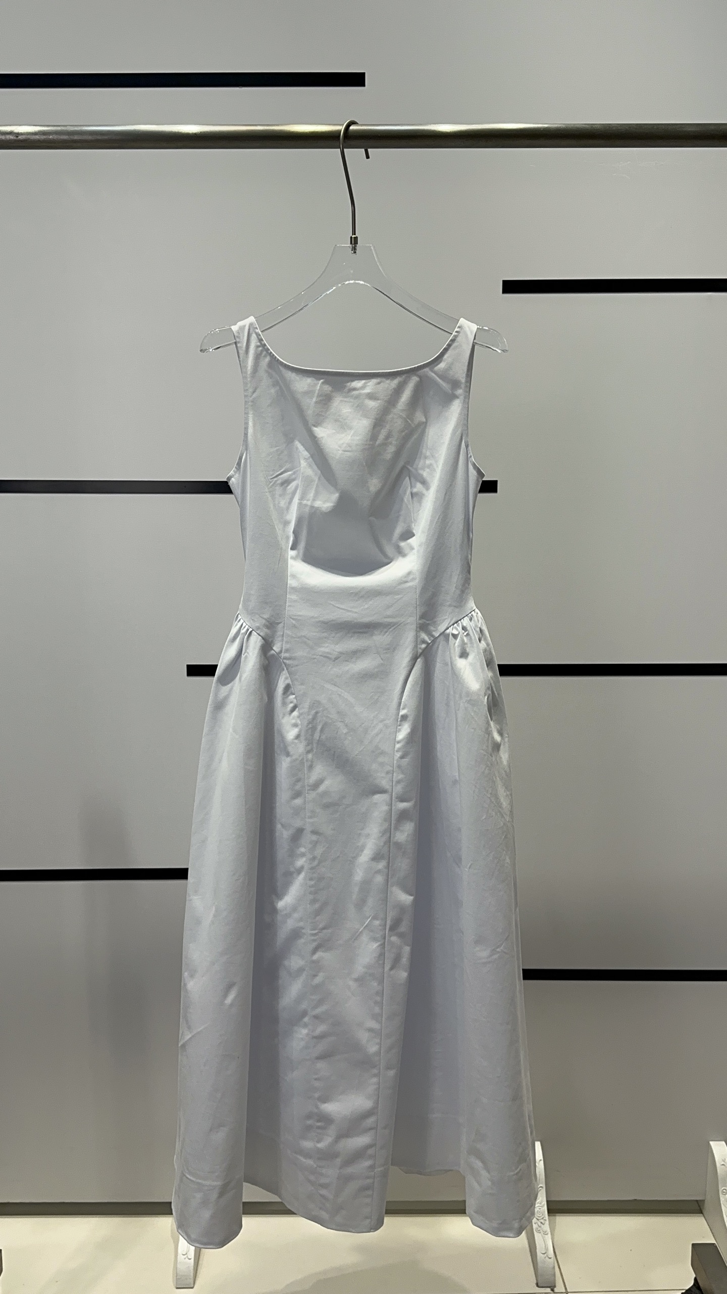 High-End Women’s Suit: Stylish, Simple Design with Strong Waist Detail.