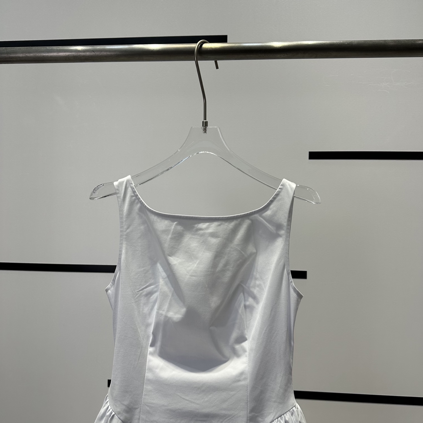 High-End Women’s Suit: Stylish, Simple Design with Strong Waist Detail. - 图片 3