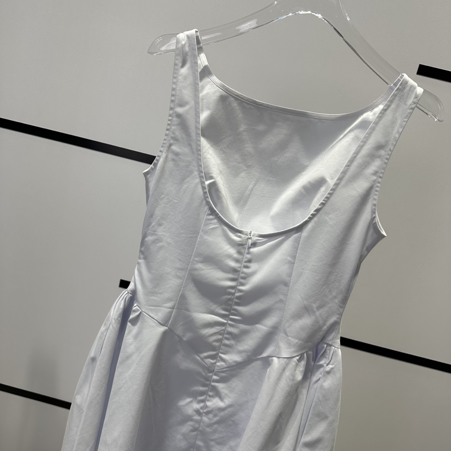 High-End Women’s Suit: Stylish, Simple Design with Strong Waist Detail. - 图片 7