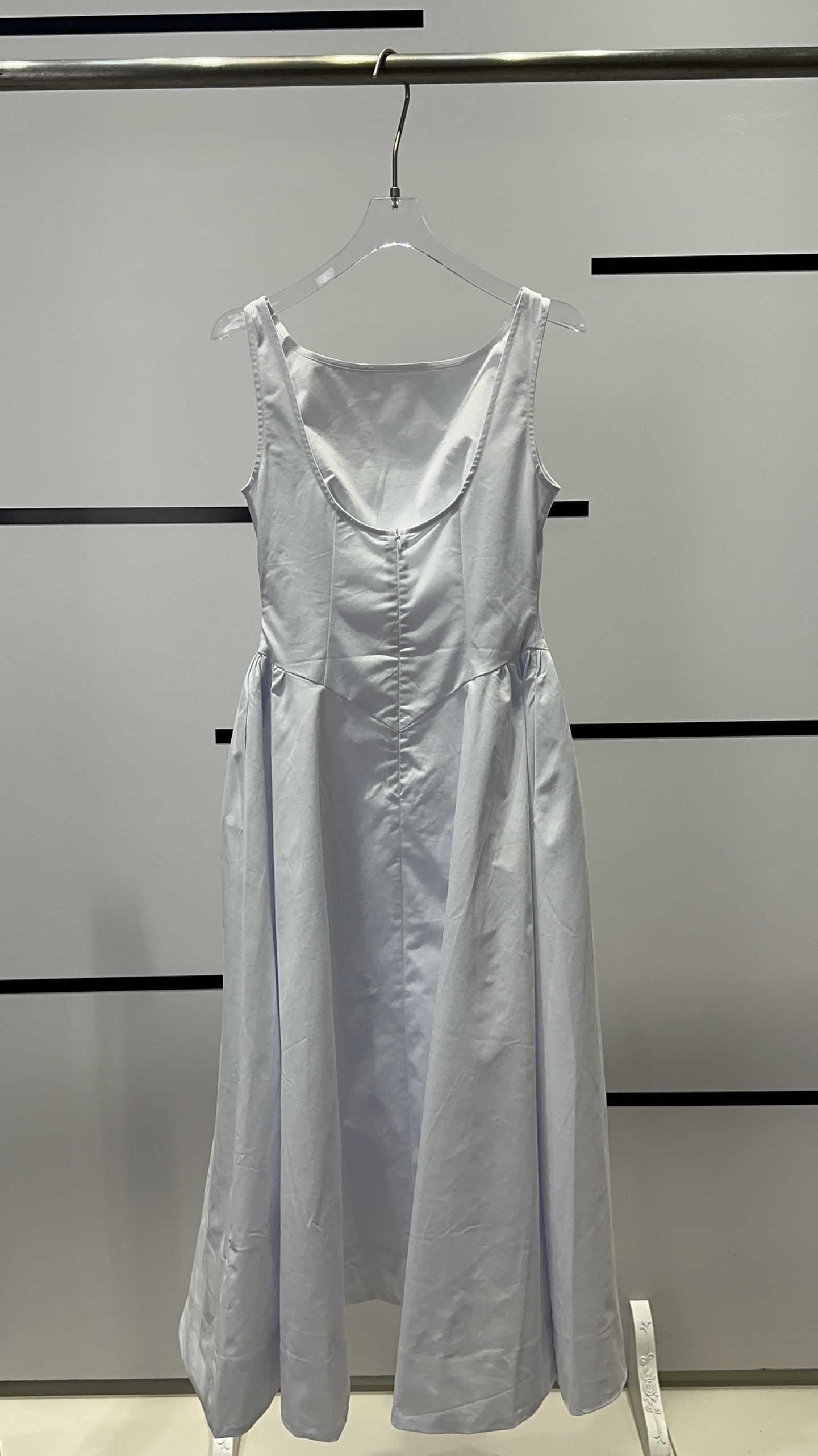 High-End Women’s Suit: Stylish, Simple Design with Strong Waist Detail. - 图片 2