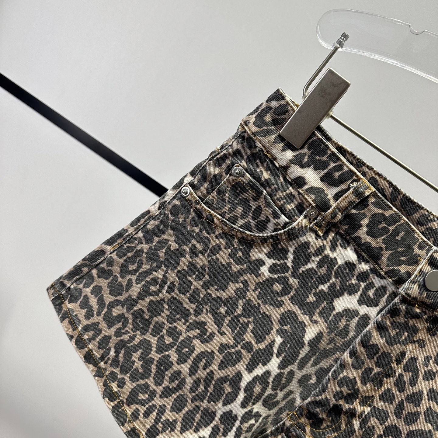 Unique Fashion Statement: High-End YSL Women’s Suit with Panther Pattern Shorts - 图片 3