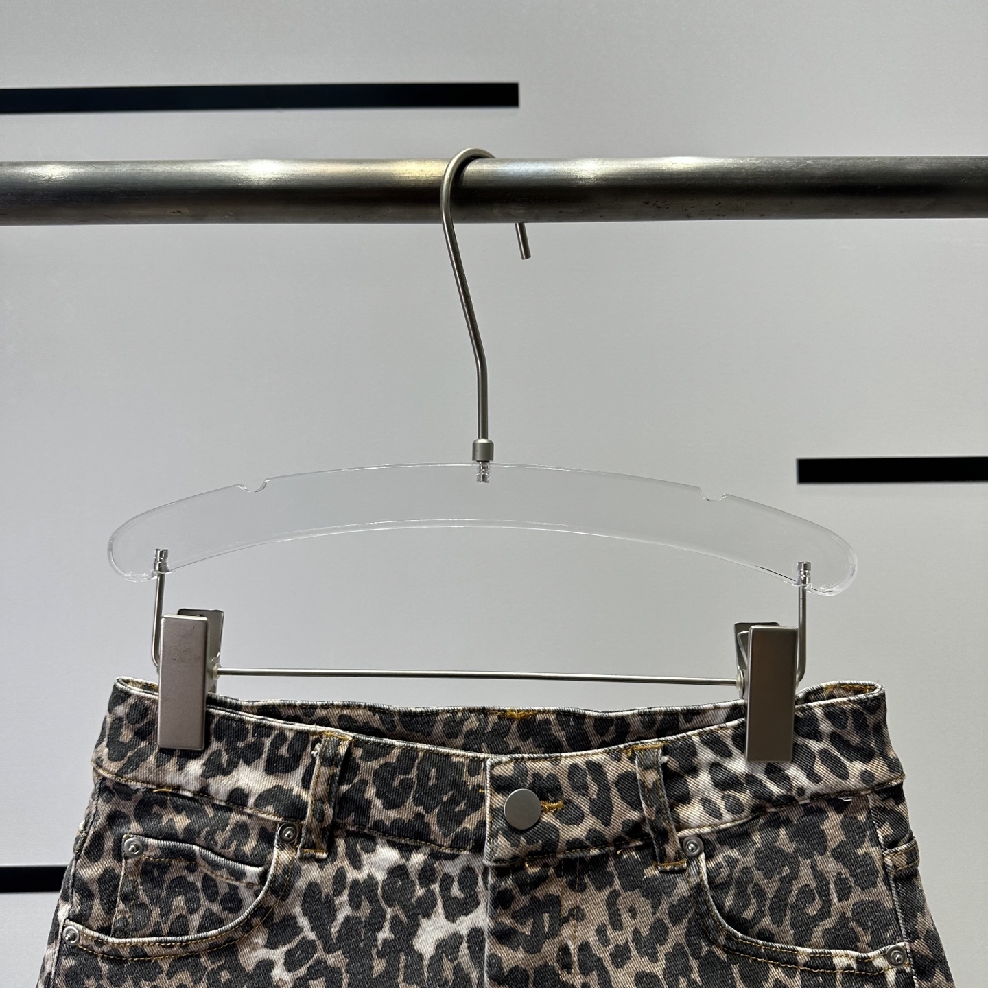 Unique Fashion Statement: High-End YSL Women’s Suit with Panther Pattern Shorts - 图片 2