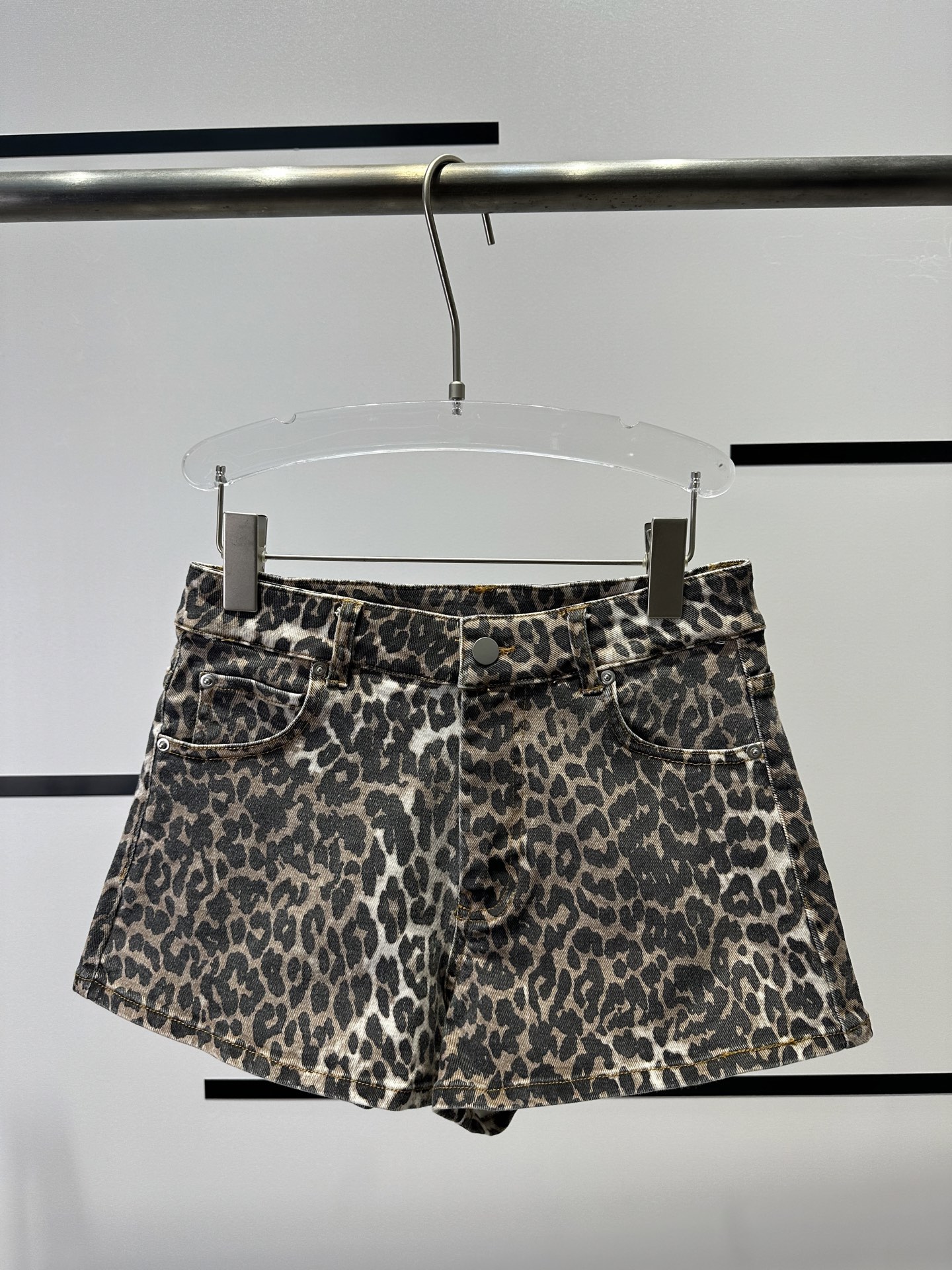 Unique Fashion Statement: High-End YSL Women’s Suit with Panther Pattern Shorts - 图片 1
