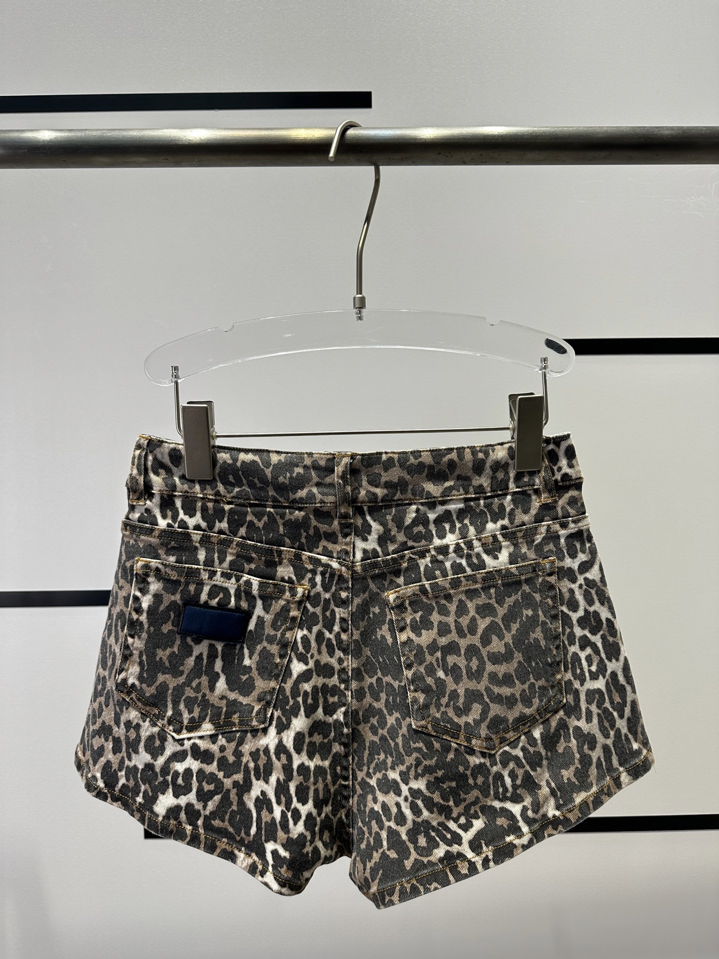 Unique Fashion Statement: High-End YSL Women’s Suit with Panther Pattern Shorts - 图片 4
