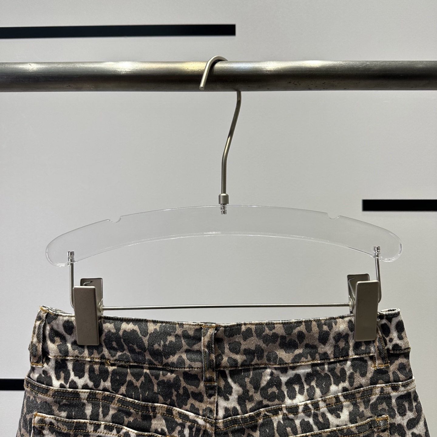Unique Fashion Statement: High-End YSL Women’s Suit with Panther Pattern Shorts - 图片 5