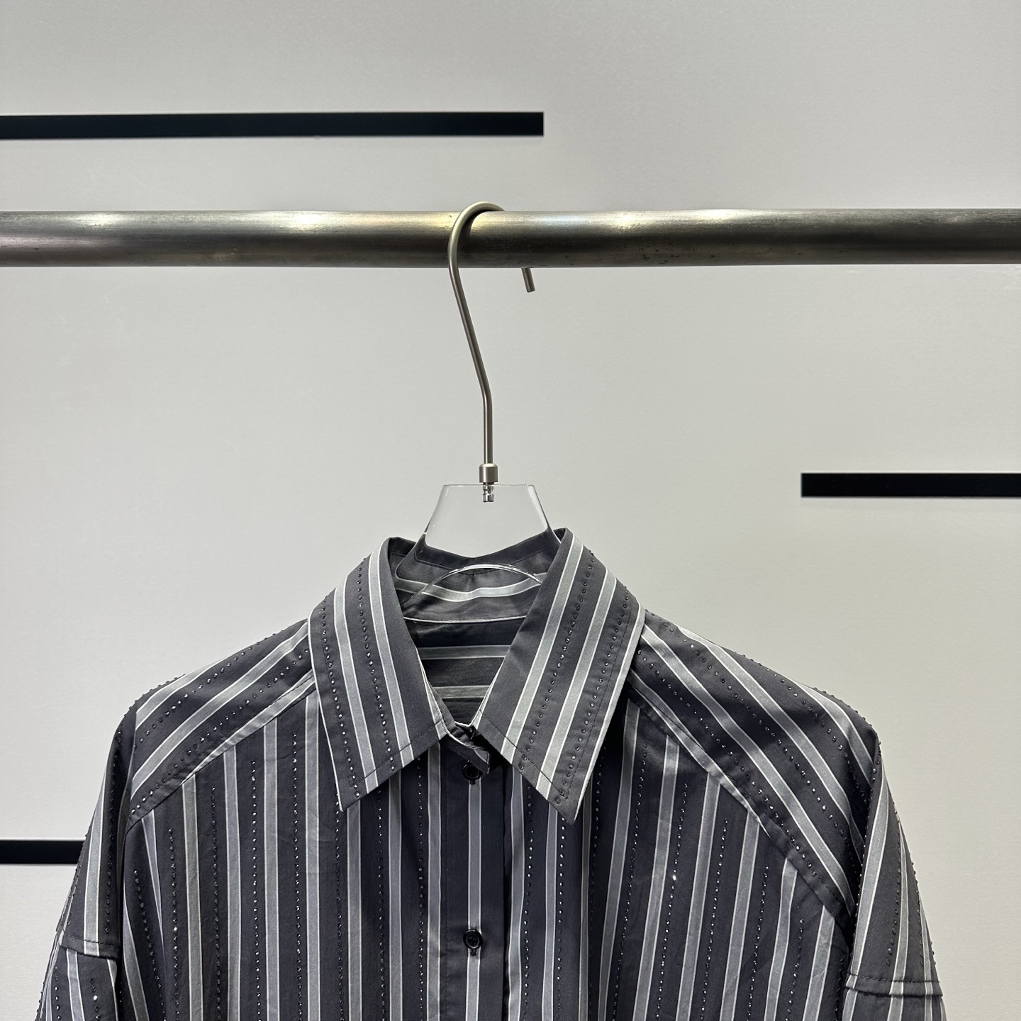 Review: High-quality Women’s Suit with Vertical-Drilled Heavy-Working Shirts - 图片 2