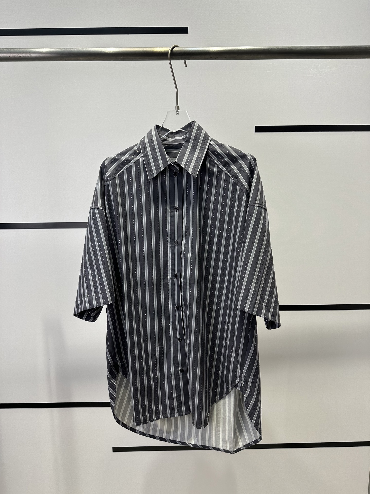 Review: High-quality Women’s Suit with Vertical-Drilled Heavy-Working Shirts - 图片 1