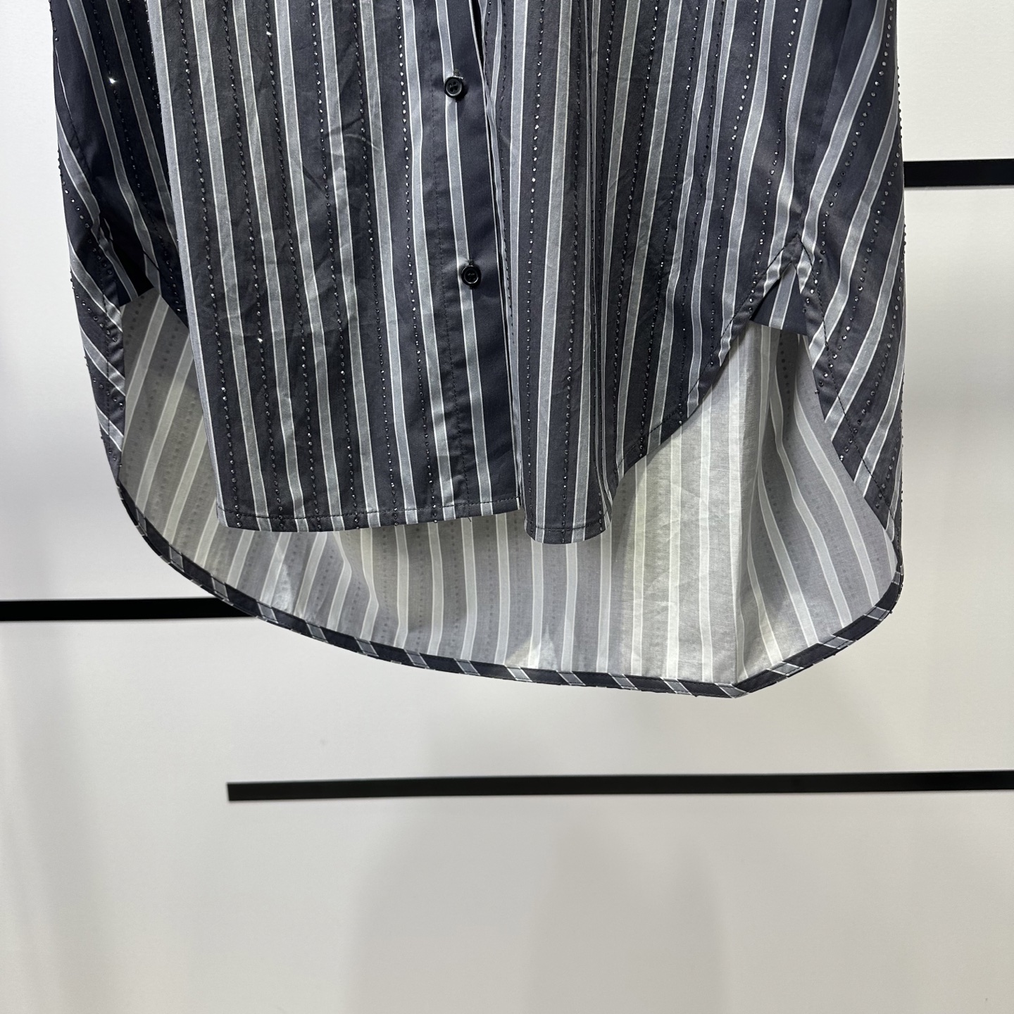 Review: High-quality Women’s Suit with Vertical-Drilled Heavy-Working Shirts - 图片 4