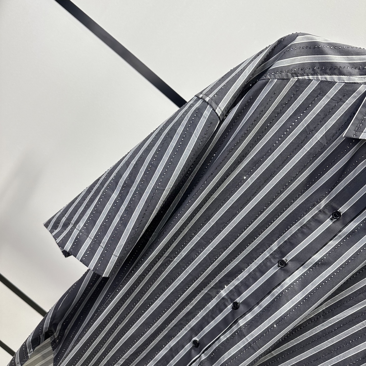 Review: High-quality Women’s Suit with Vertical-Drilled Heavy-Working Shirts - 图片 3