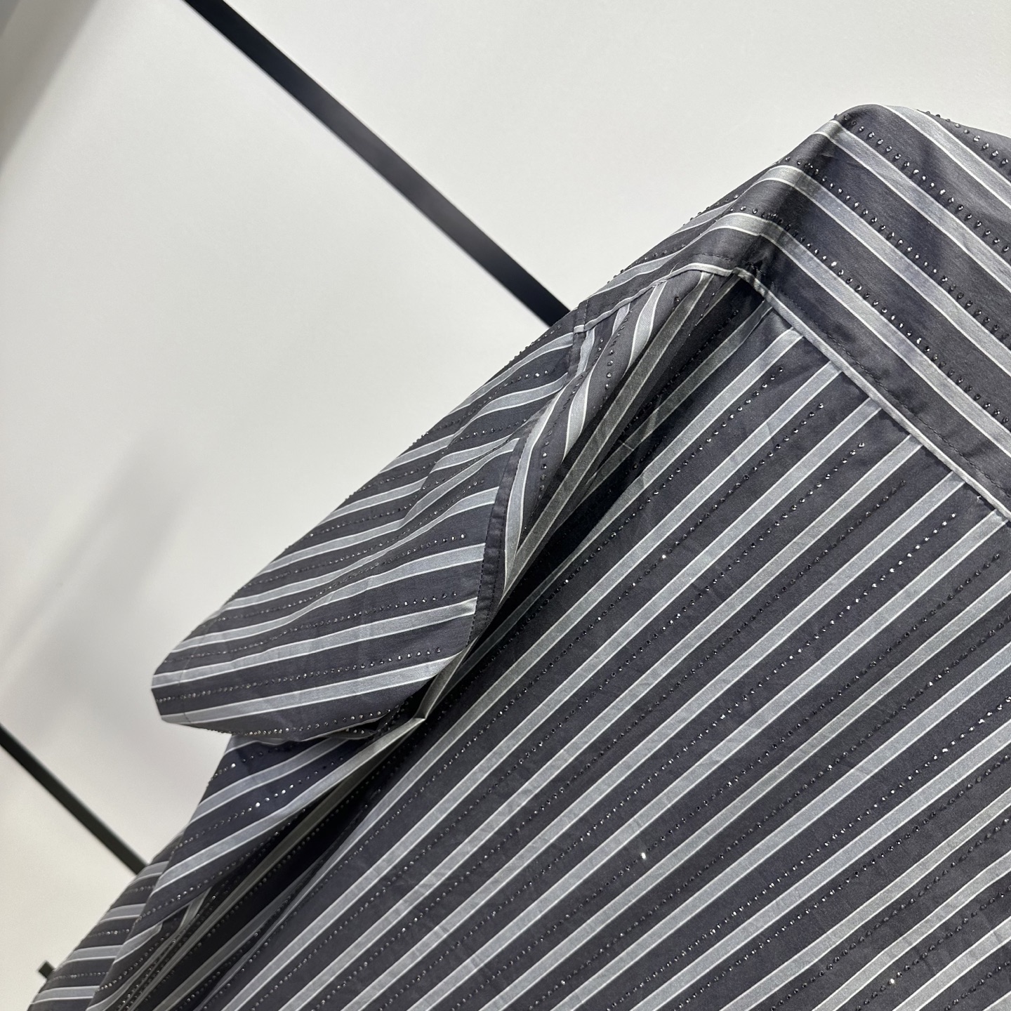 Review: High-quality Women’s Suit with Vertical-Drilled Heavy-Working Shirts - 图片 6