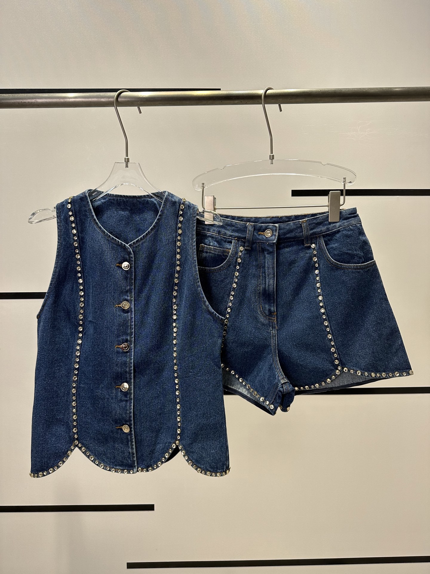 Fashion Code: High-Quality Women’s Clothes Set with Stylish Cosmopolitan Jeans