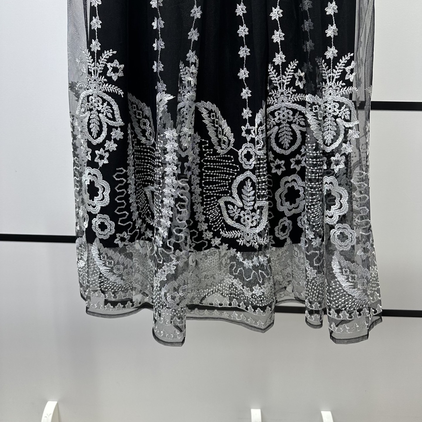 High-Quality Women’s Dress with Max B5513 Embroidery and Short Skirt for High Luxury - 图片 5