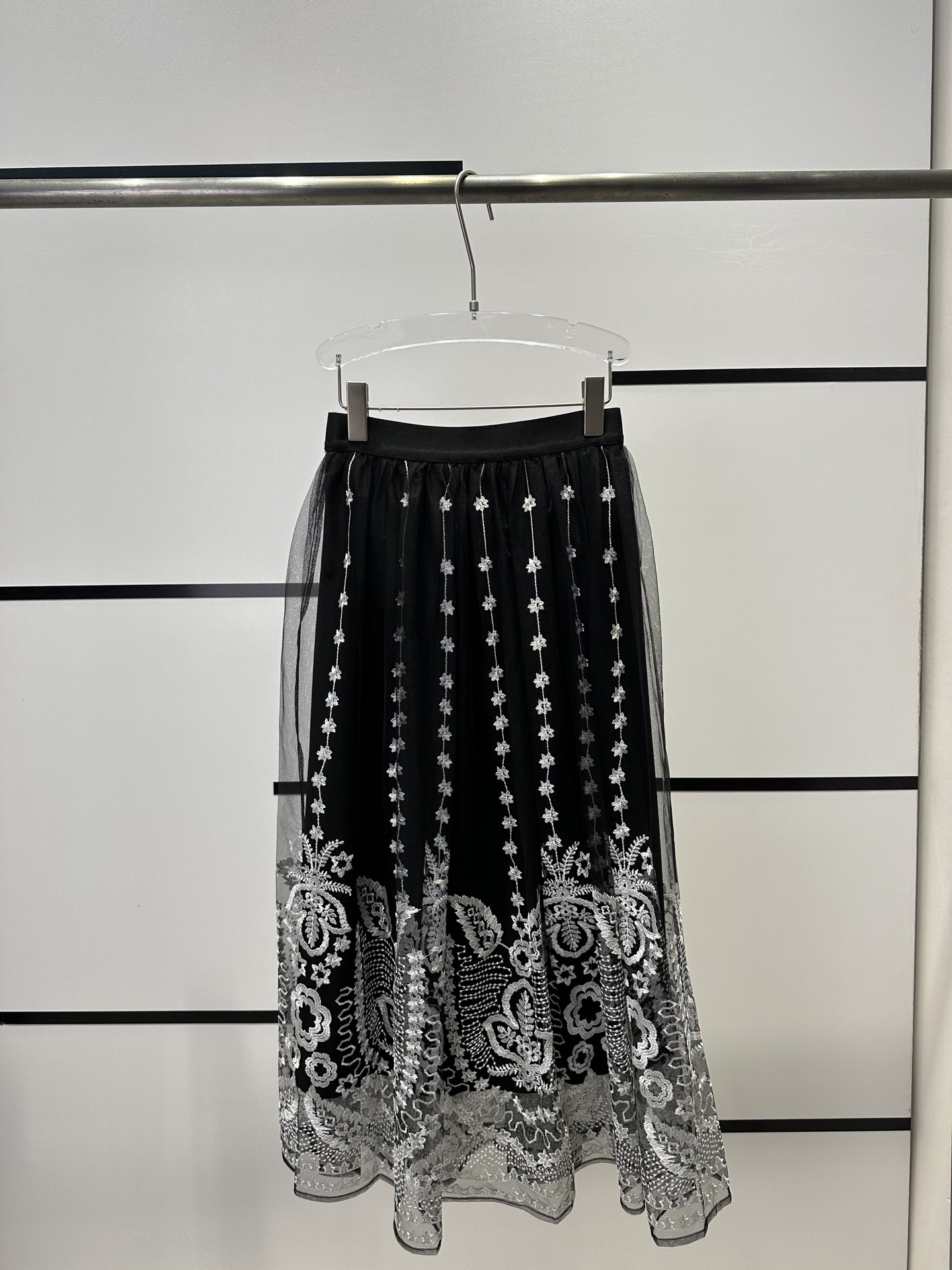 High-Quality Women’s Dress with Max B5513 Embroidery and Short Skirt for High Luxury - 图片 1