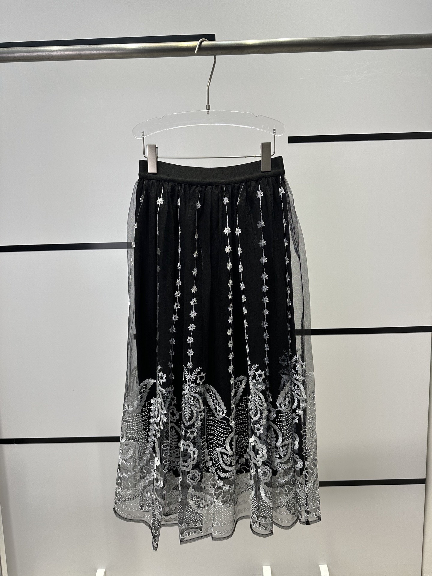 High-Quality Women’s Dress with Max B5513 Embroidery and Short Skirt for High Luxury - 图片 2