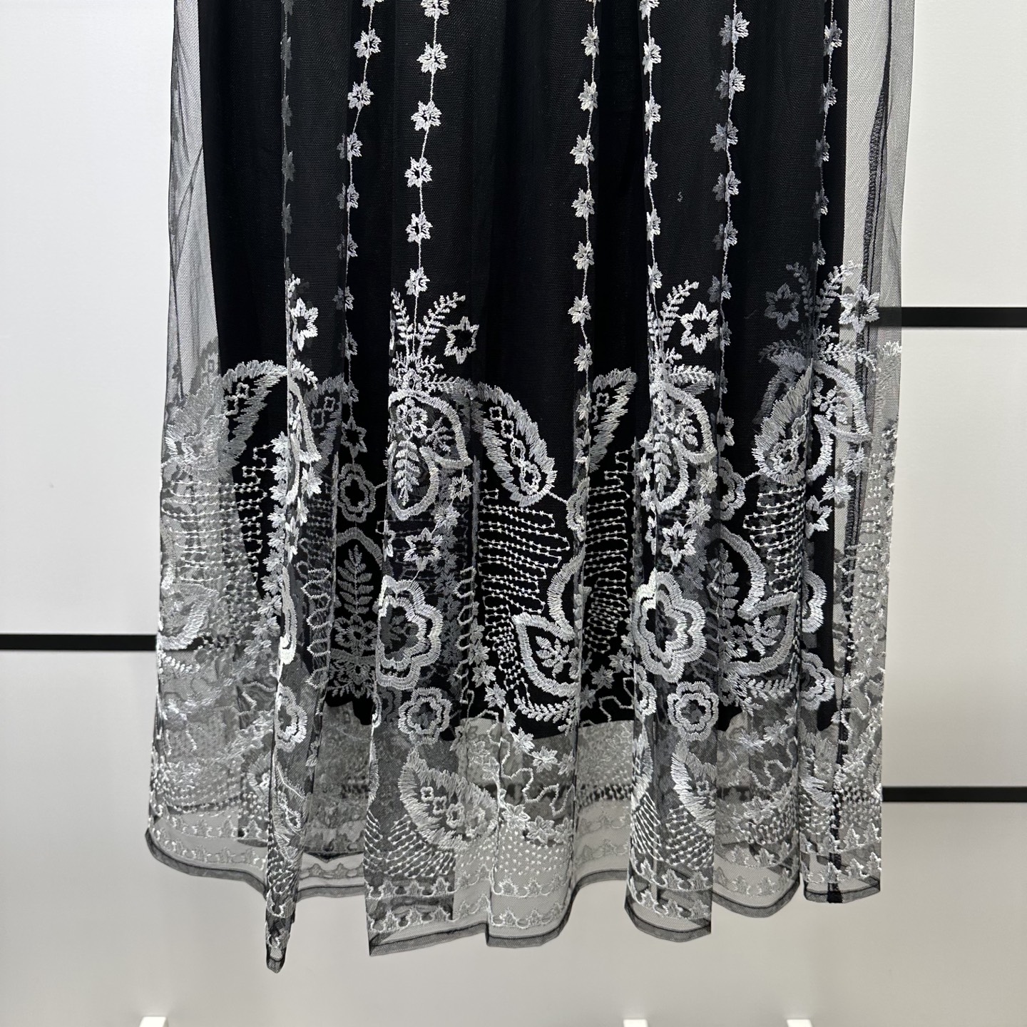 High-Quality Women’s Dress with Max B5513 Embroidery and Short Skirt for High Luxury - 图片 8