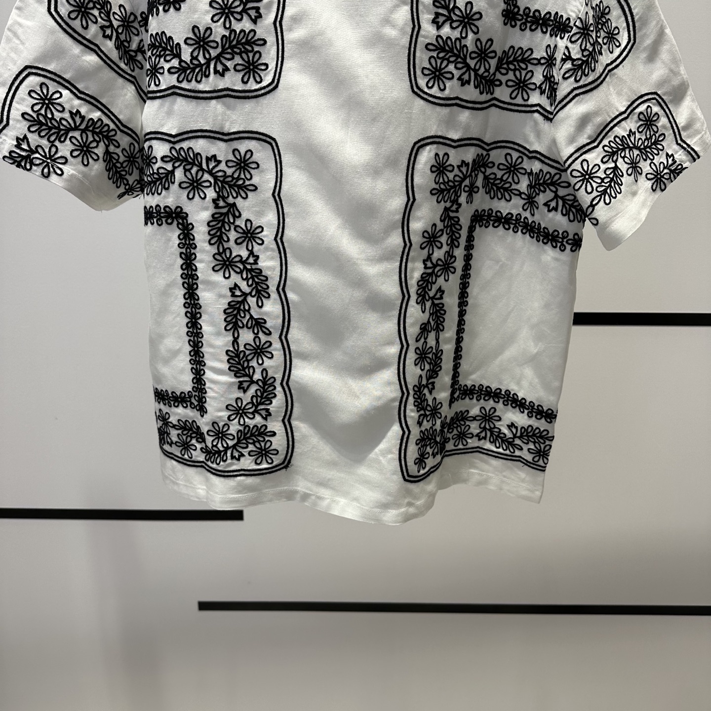 “High-Quality Women’s Clothes: Maje2025 New Fashion Embroidery Short-Sleeved Shirts for All Ages” - 图片 8