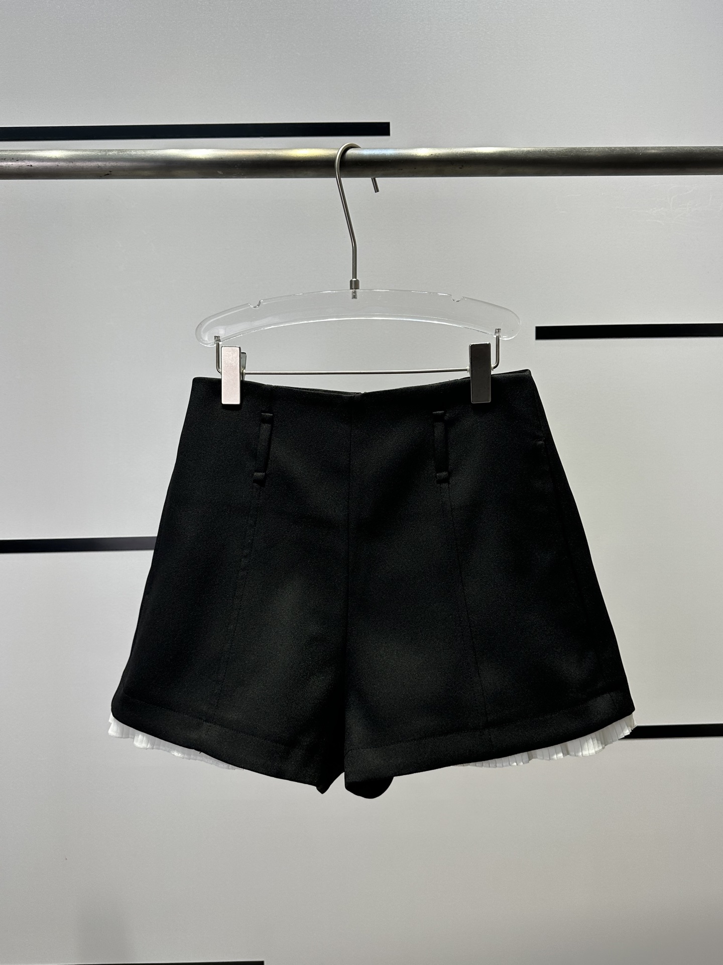 High-End Women’s Clothes with MiuB5558: High Waist Fakes, Two Shorts, “A” Style. - 图片 1