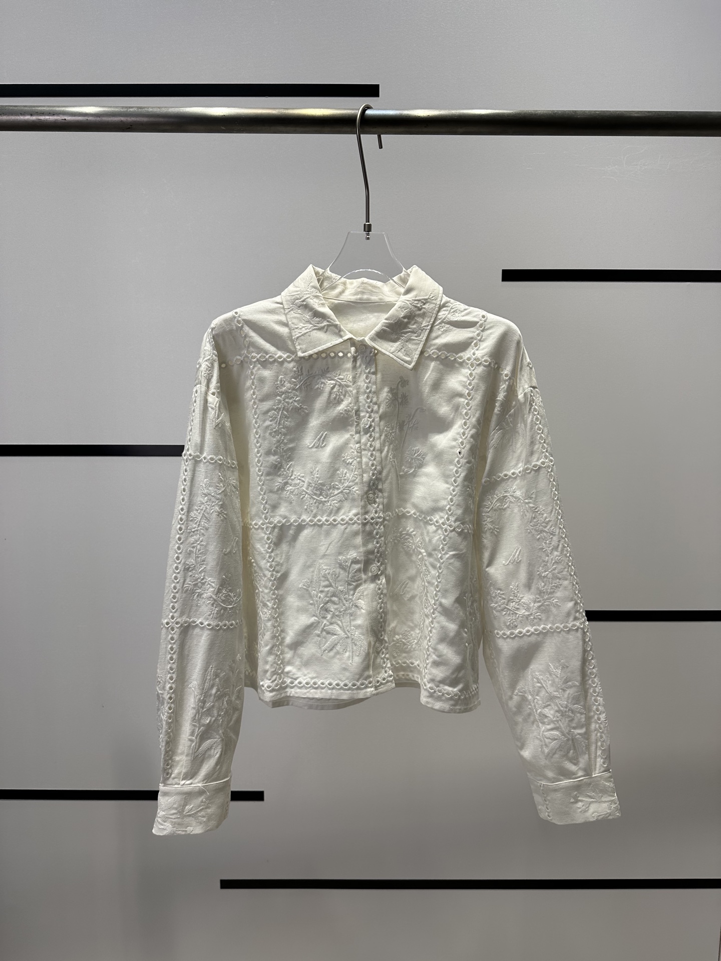 “High-quality Women’s Suit with Air-Comfort Shorts for Stylish Vacation Look”