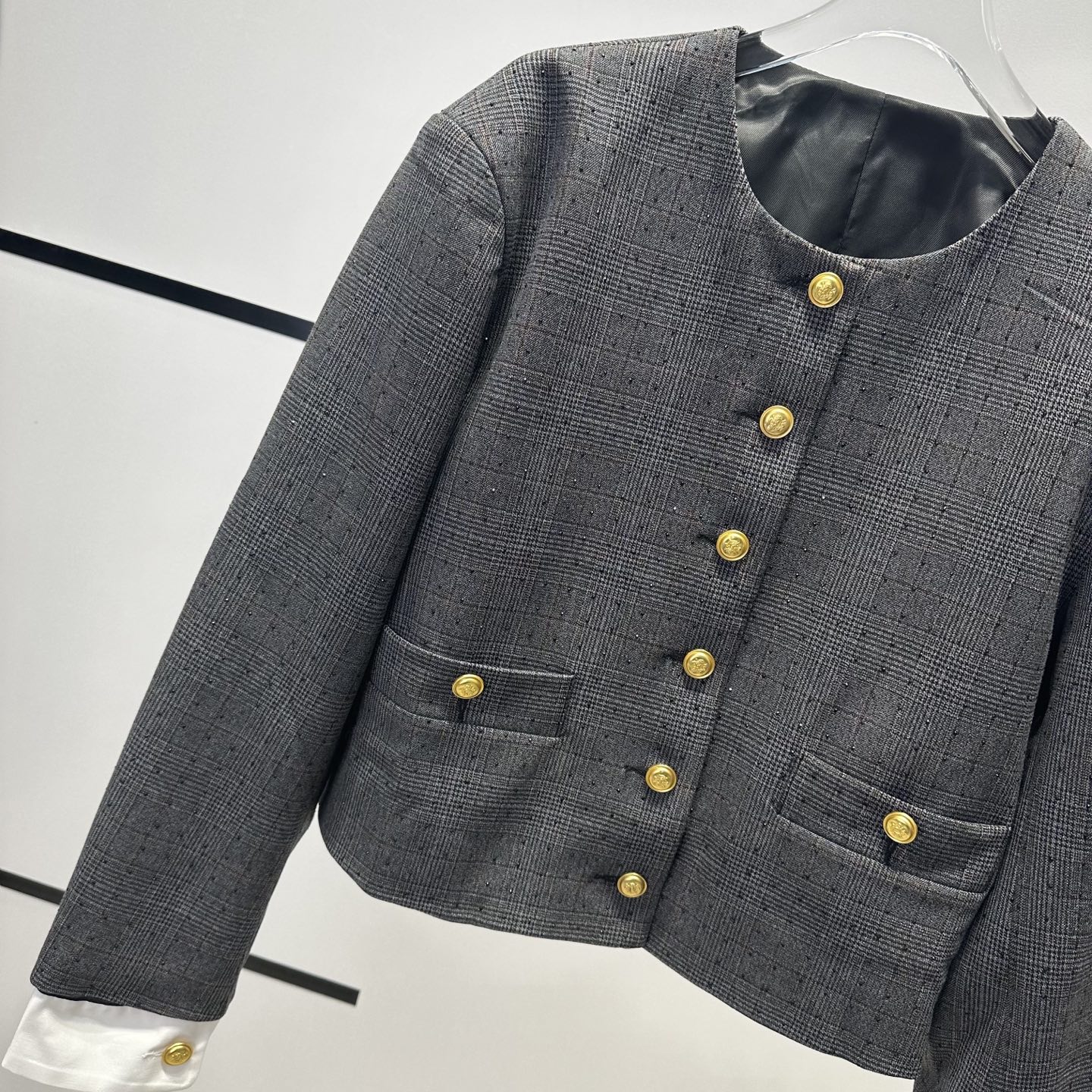 “High-Quality Women’s Outfits: Coats, Semi-Skirts, and Tweaked Designs for Elegant Style and Confidence” - 图片 5
