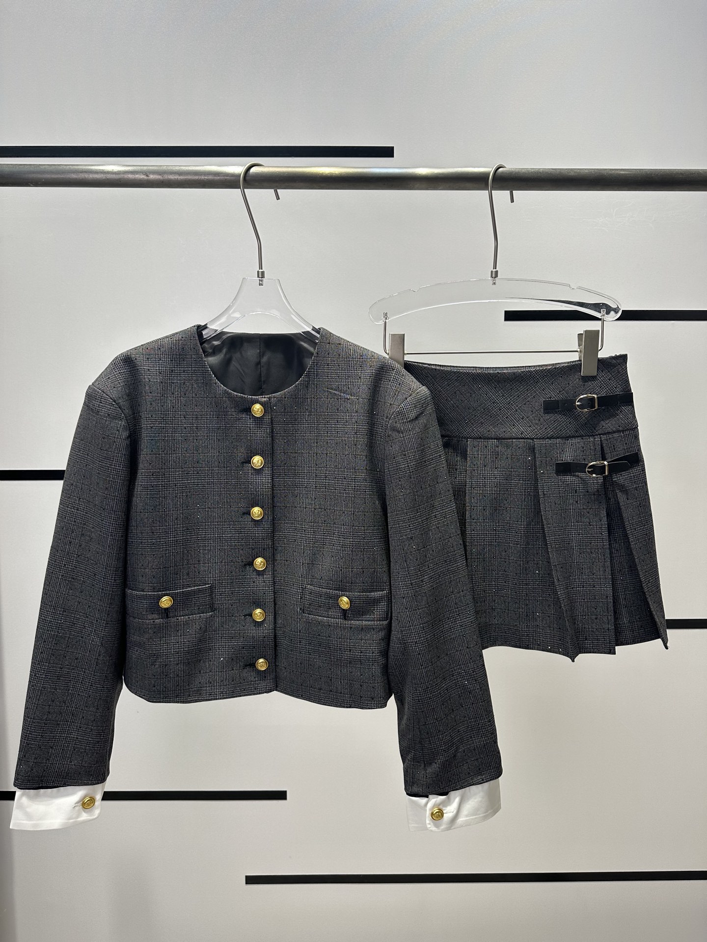 “High-Quality Women’s Outfits: Coats, Semi-Skirts, and Tweaked Designs for Elegant Style and Confidence” - 图片 1