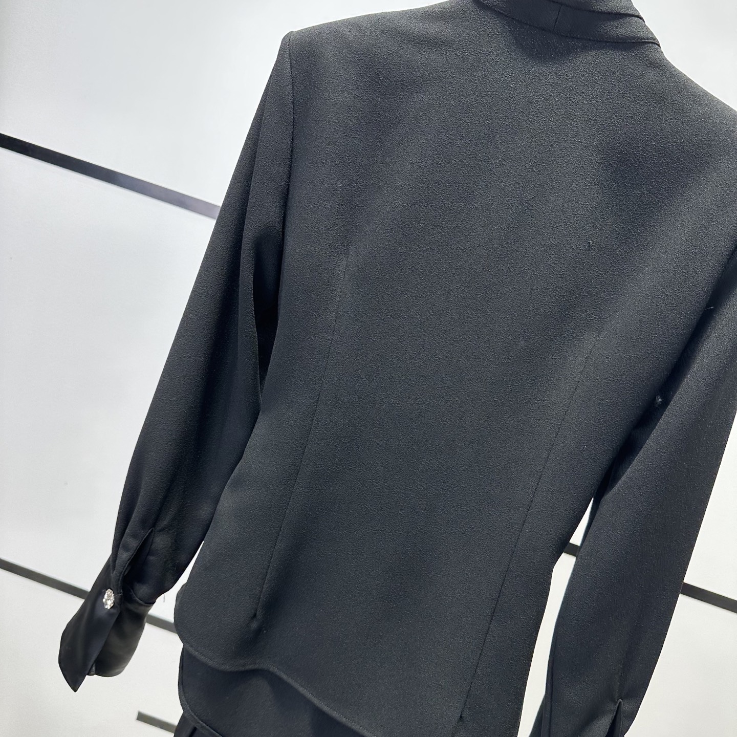 “High-Quality Women’s Clothes: V-Neck Long-Sleeve Shirt and Vest with Elegant Details for Fall” - 图片 7
