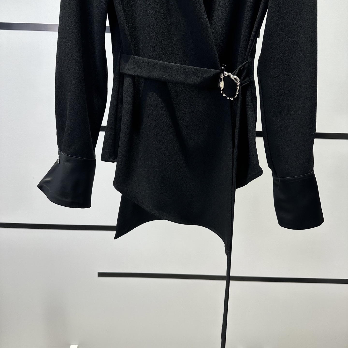 “High-Quality Women’s Clothes: V-Neck Long-Sleeve Shirt and Vest with Elegant Details for Fall” - 图片 5