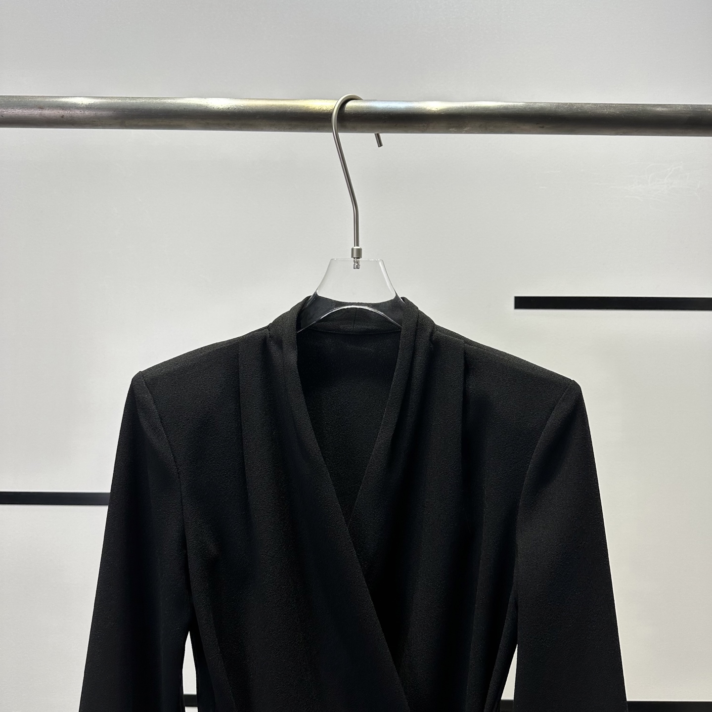 “High-Quality Women’s Clothes: V-Neck Long-Sleeve Shirt and Vest with Elegant Details for Fall” - 图片 3