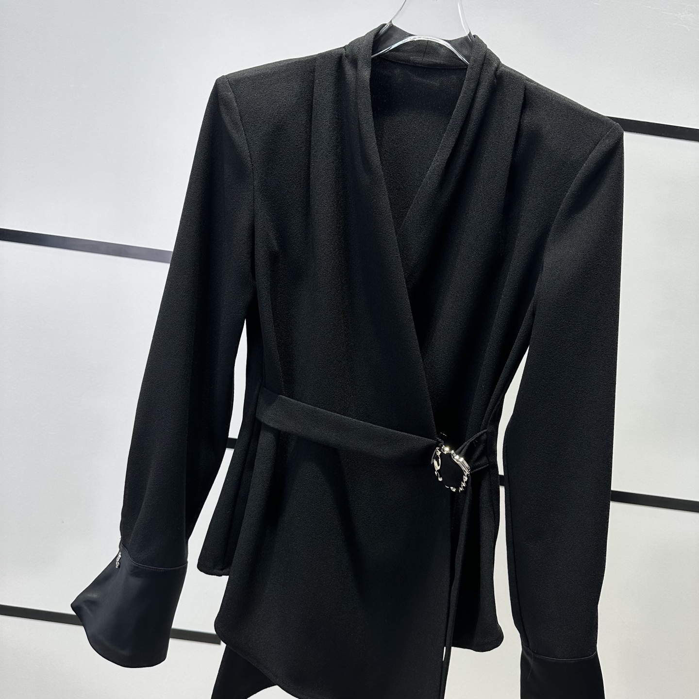 “High-Quality Women’s Clothes: V-Neck Long-Sleeve Shirt and Vest with Elegant Details for Fall” - 图片 4