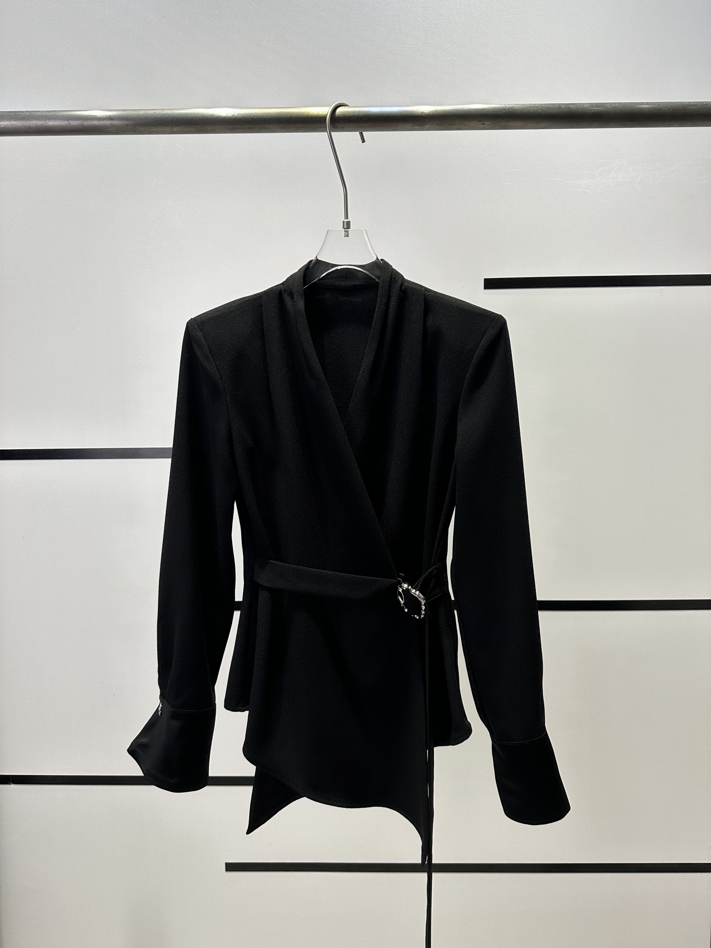 “High-Quality Women’s Clothes: V-Neck Long-Sleeve Shirt and Vest with Elegant Details for Fall” - 图片 1
