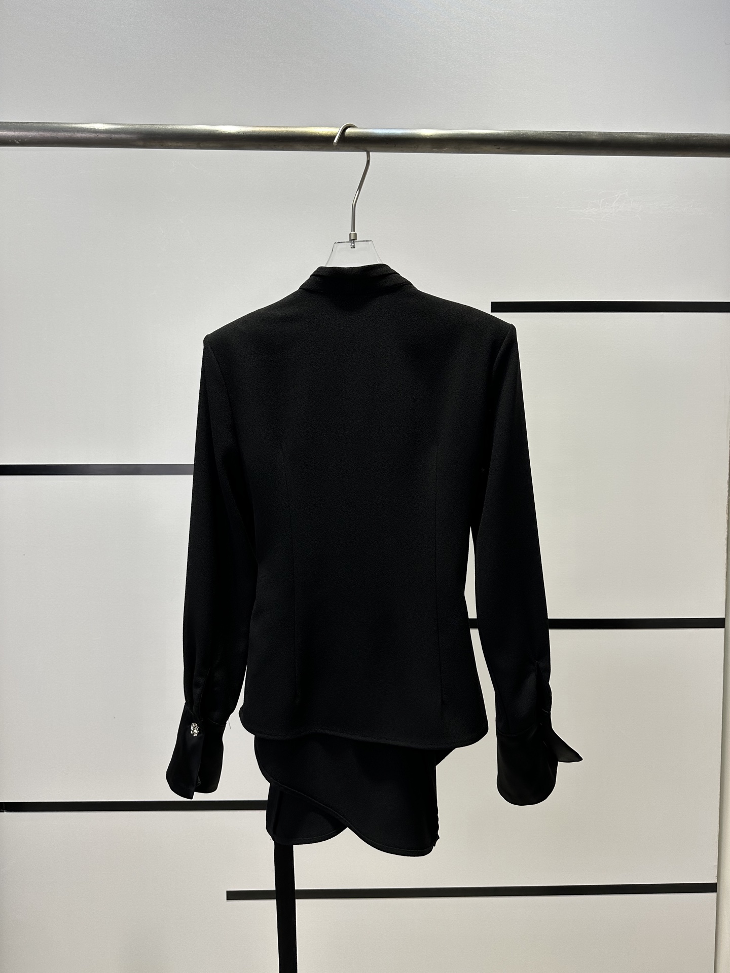 “High-Quality Women’s Clothes: V-Neck Long-Sleeve Shirt and Vest with Elegant Details for Fall” - 图片 2