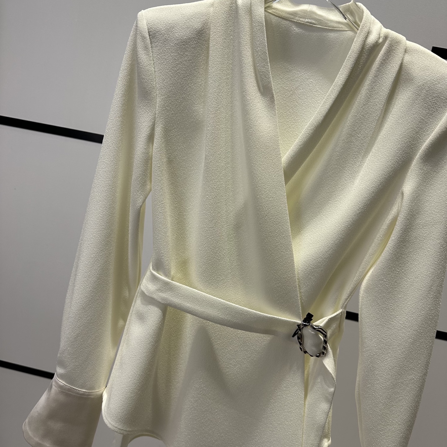 “High-Quality Women’s Autumn Fashion: V-Neck Long-Sleeve Shirt & Vest Set – YSL B5643” - 图片 4