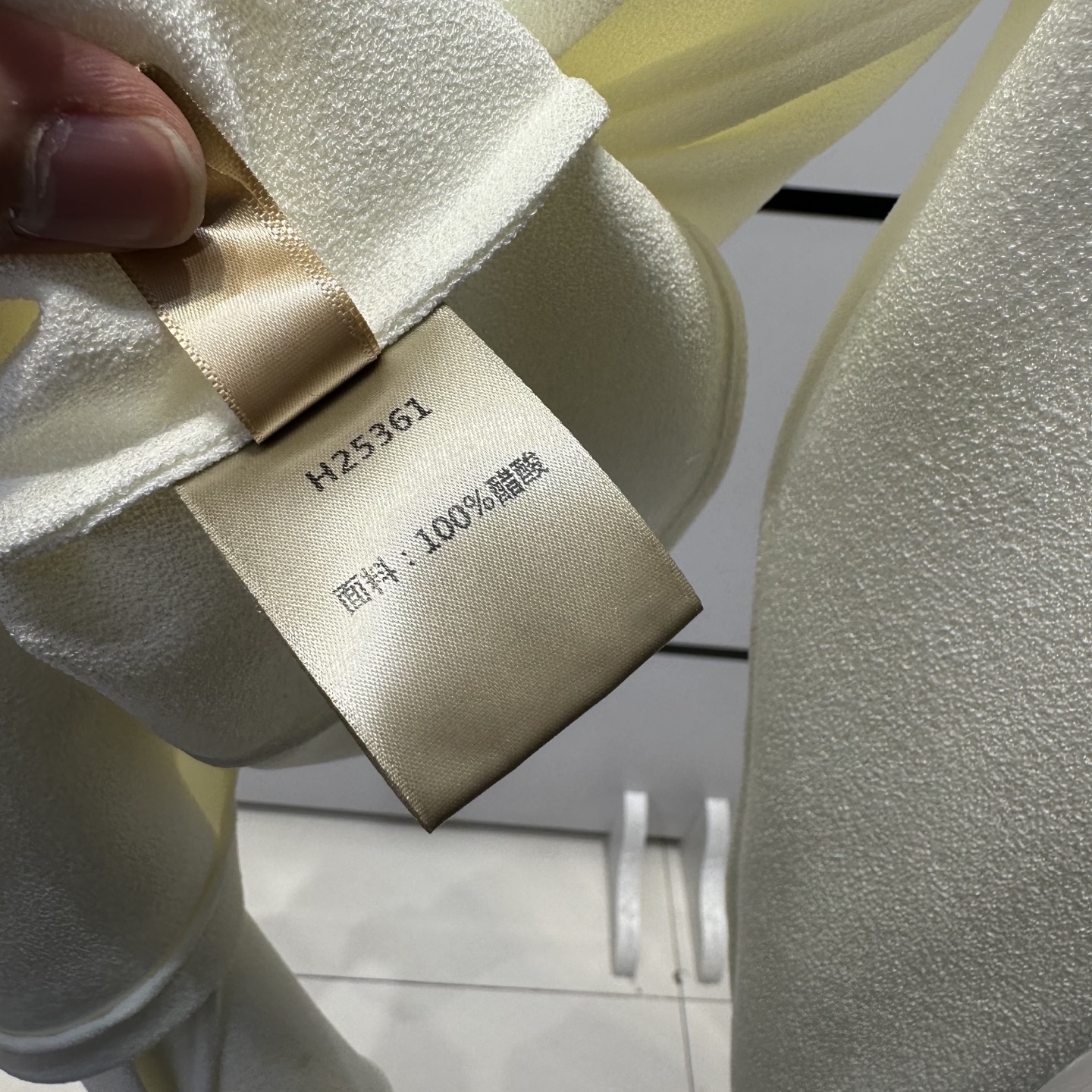 “High-Quality Women’s Autumn Fashion: V-Neck Long-Sleeve Shirt & Vest Set – YSL B5643” - 图片 9