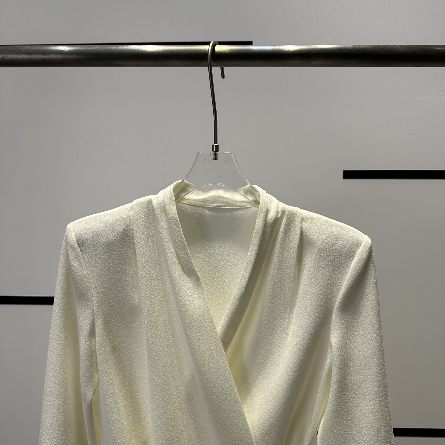 “High-Quality Women’s Autumn Fashion: V-Neck Long-Sleeve Shirt & Vest Set – YSL B5643” - 图片 3