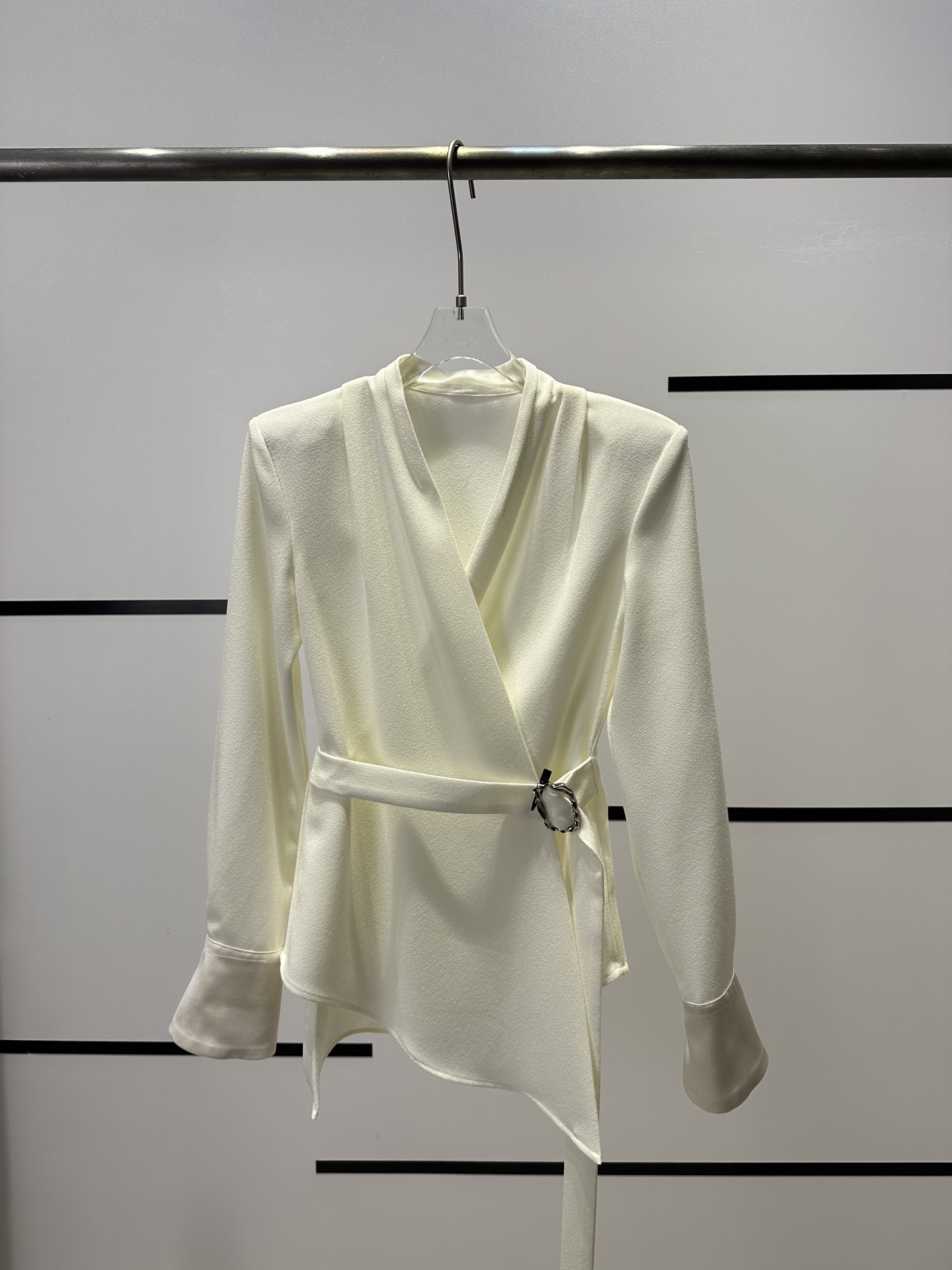 “High-Quality Women’s Autumn Fashion: V-Neck Long-Sleeve Shirt & Vest Set – YSL B5643” - 图片 1