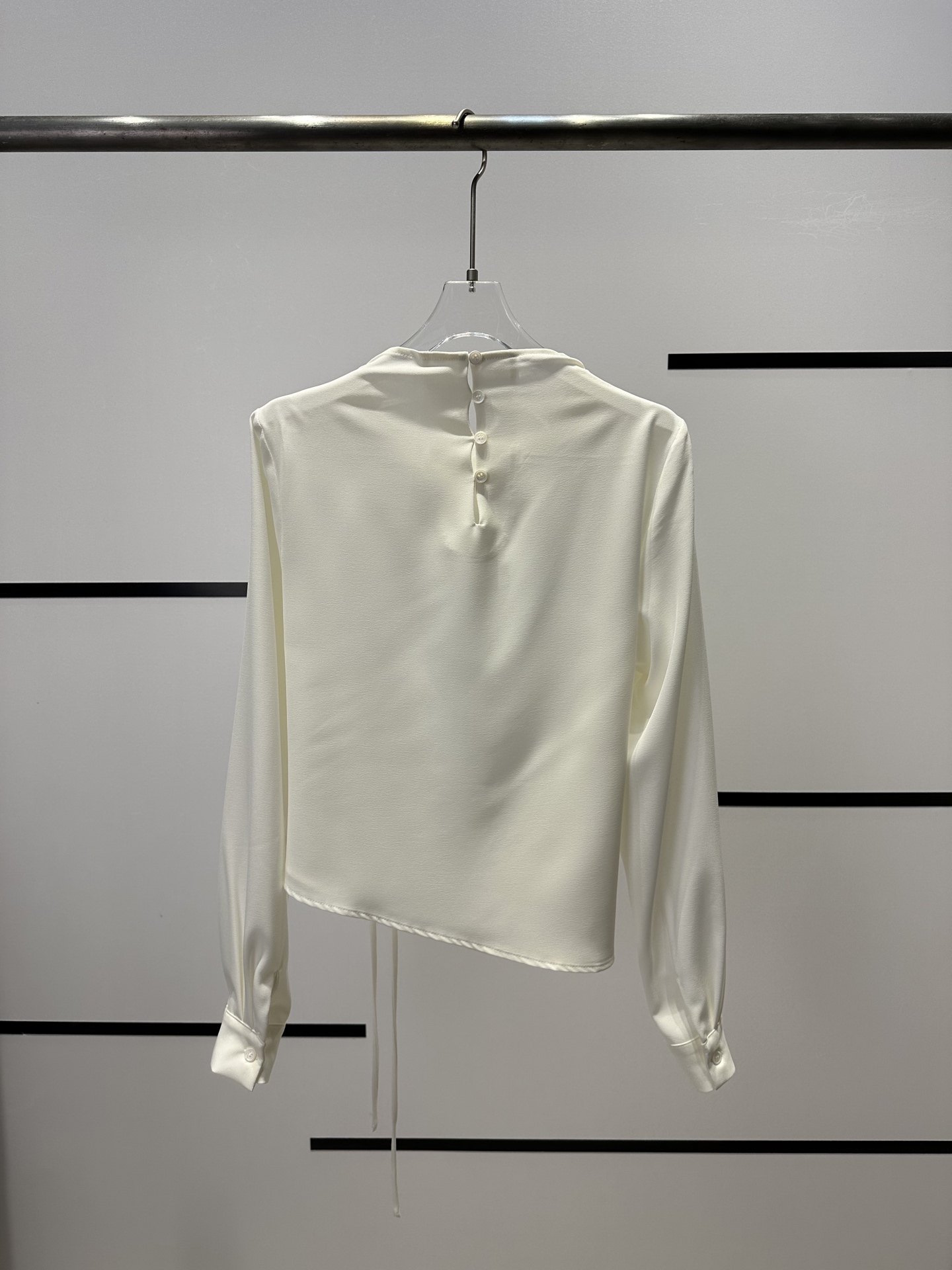 Title: High-End Women’s Clothes with Autumn Fashion Designers – Single-Buttoned Shirts and Stylish Belts Summary: High-quality women’s clothing with single-buttoned shirts, stylish - 图片 2