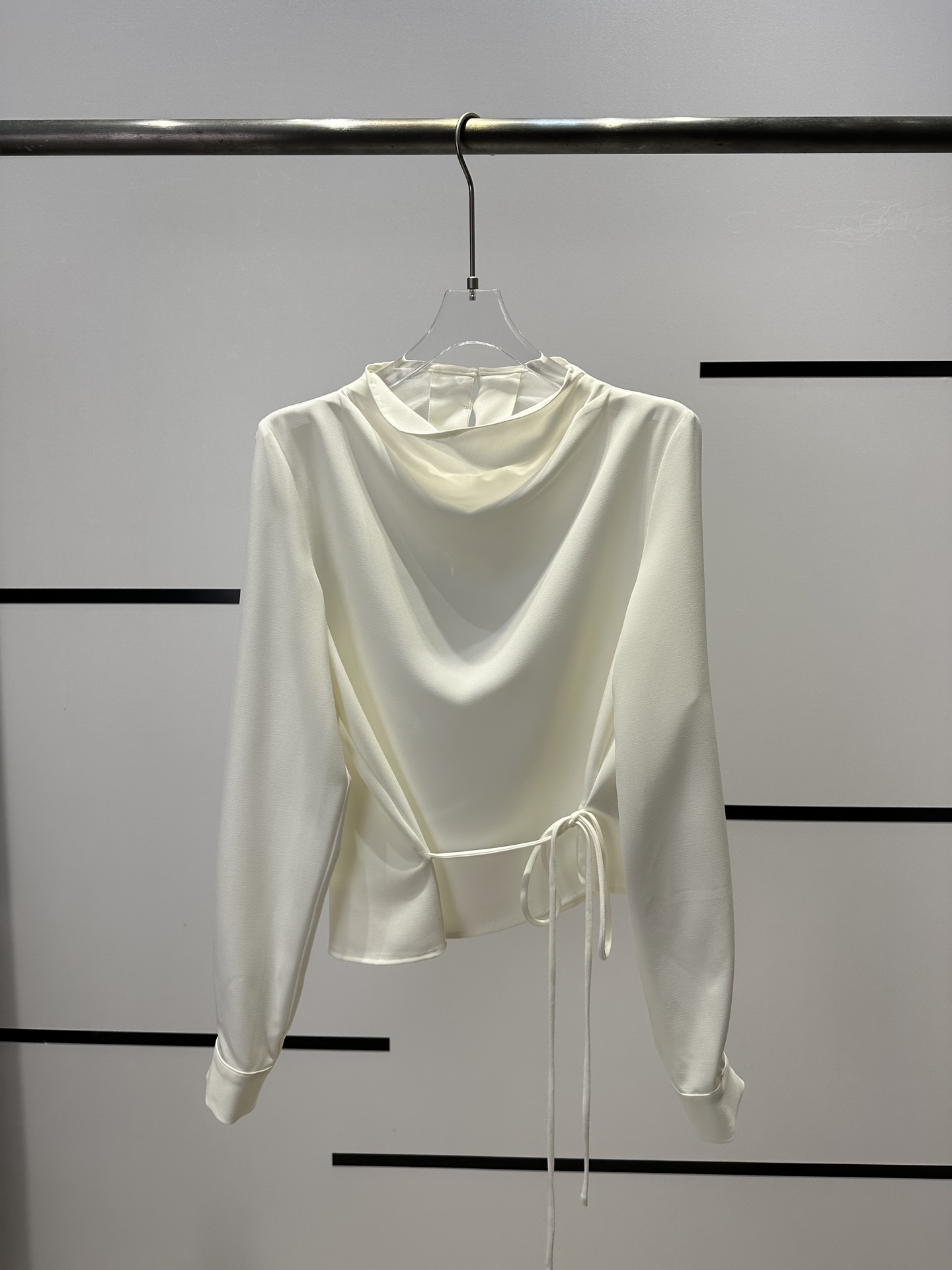 Title: High-End Women’s Clothes with Autumn Fashion Designers – Single-Buttoned Shirts and Stylish Belts Summary: High-quality women’s clothing with single-buttoned shirts, stylish