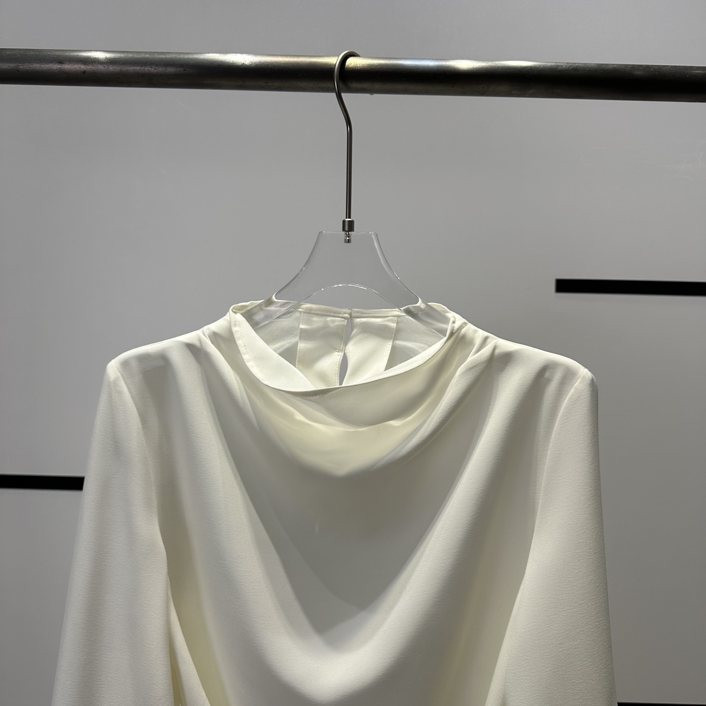 Title: High-End Women’s Clothes with Autumn Fashion Designers – Single-Buttoned Shirts and Stylish Belts Summary: High-quality women’s clothing with single-buttoned shirts, stylish - 图片 3