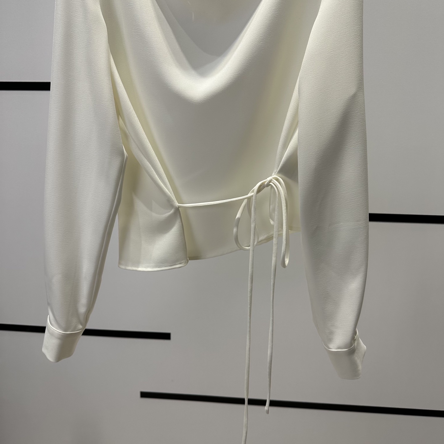 Title: High-End Women’s Clothes with Autumn Fashion Designers – Single-Buttoned Shirts and Stylish Belts Summary: High-quality women’s clothing with single-buttoned shirts, stylish - 图片 5