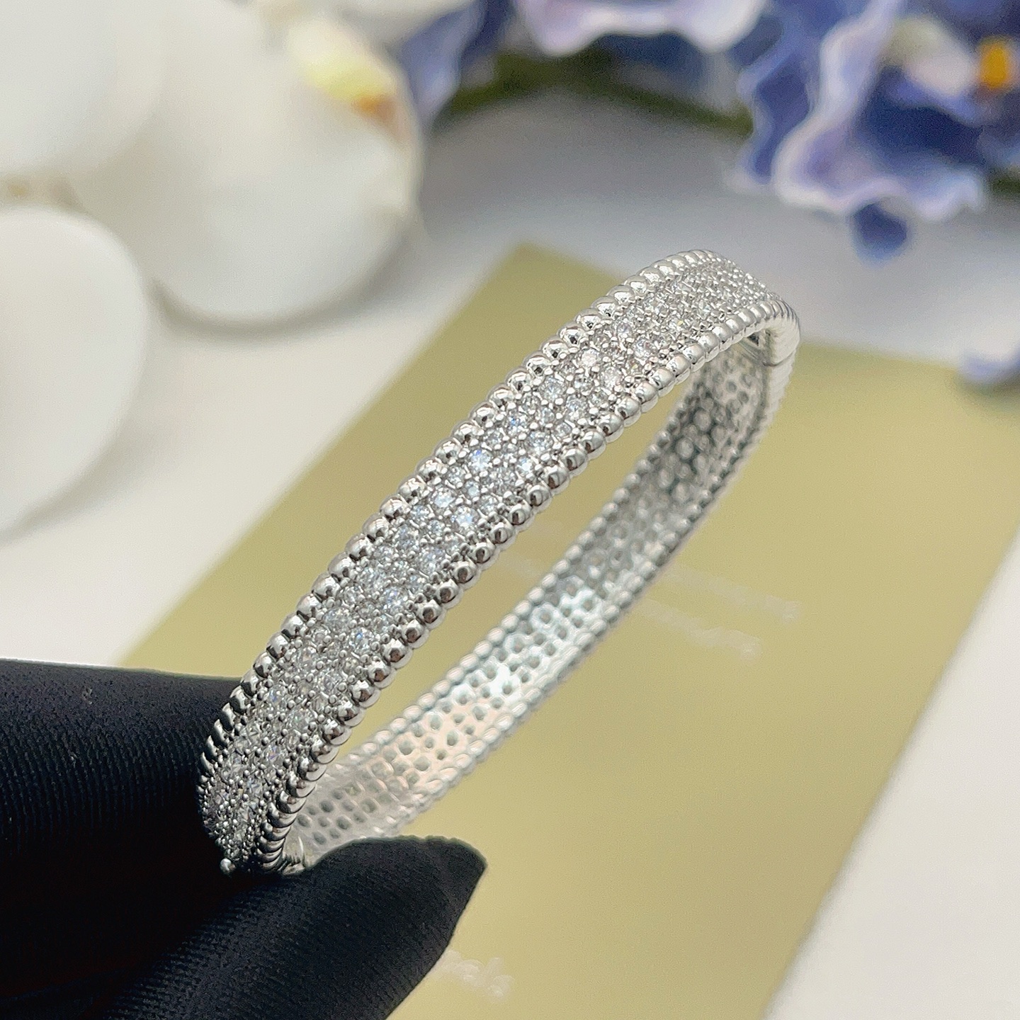 Pulsera Van Cleef Arpels Perlee de oro blanco con pavé de diamantes transparentes 17cm