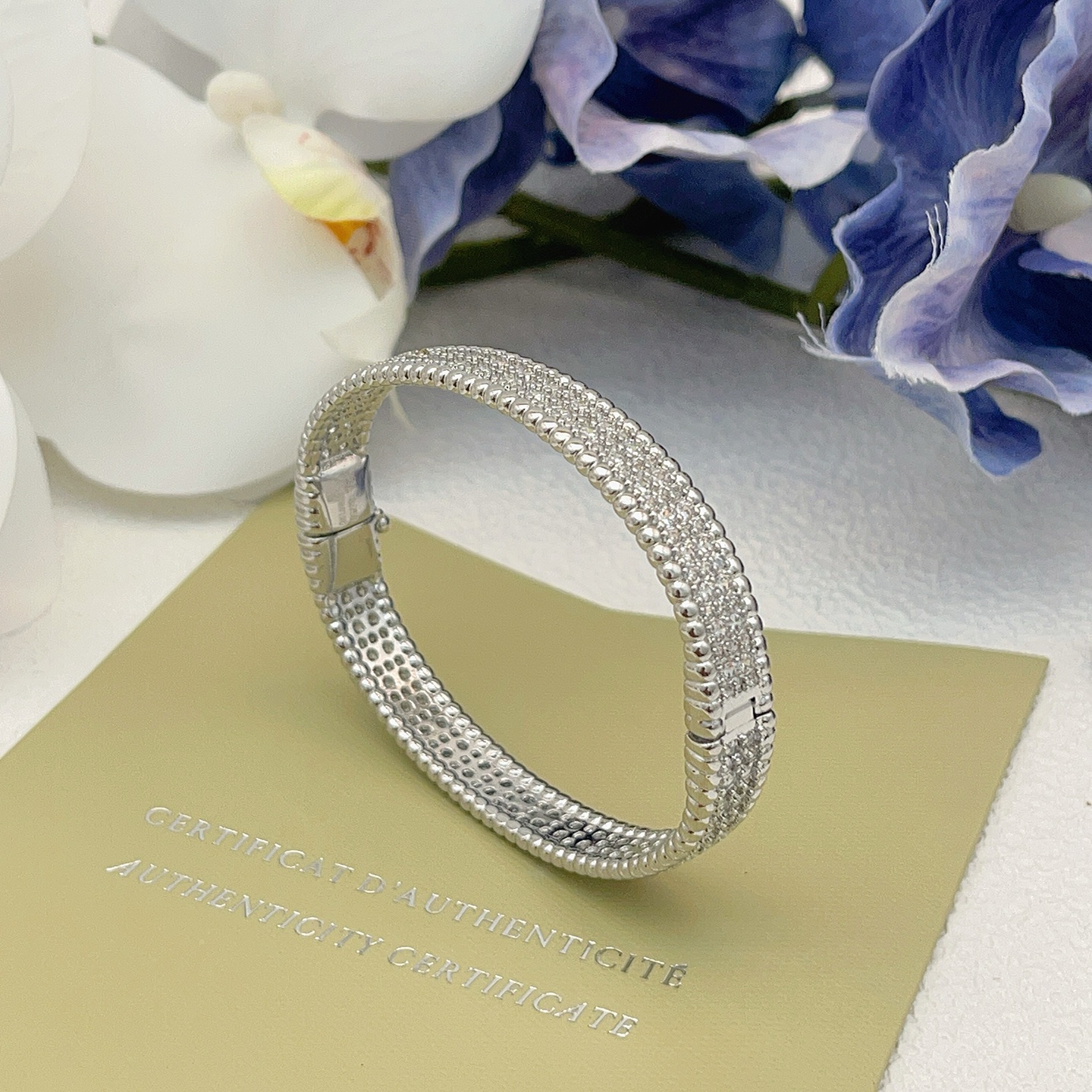 Pulsera Van Cleef Arpels Perlee de oro blanco con pavé de diamantes transparentes 17cm