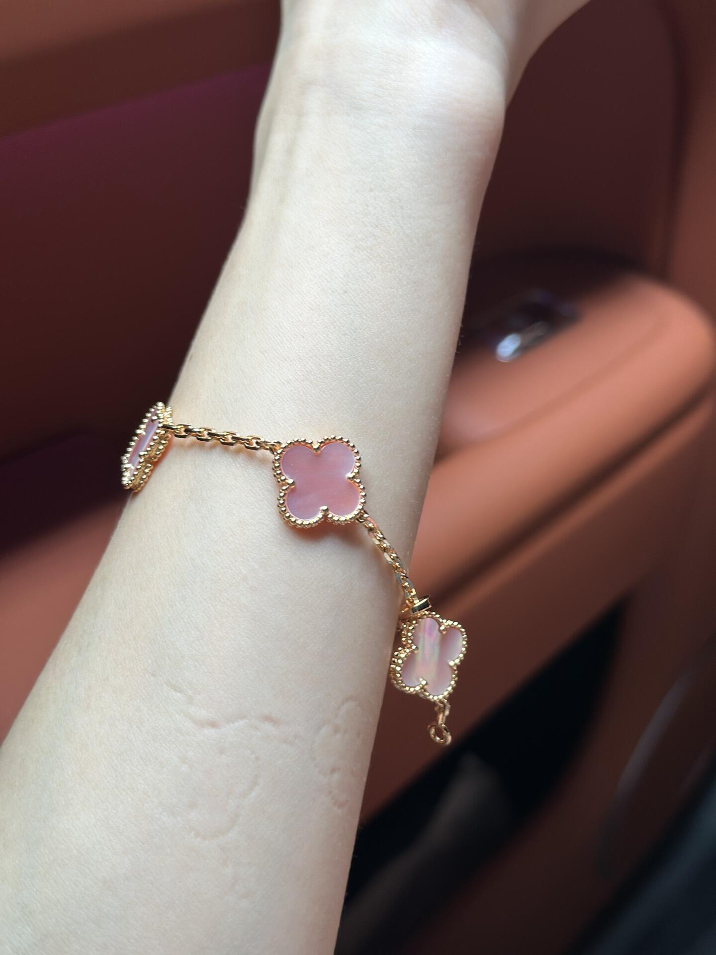 Pulsera Van Cleef Arpels Alhambra de oro rosa con motivos de tréboles de nácar rosa 17cm