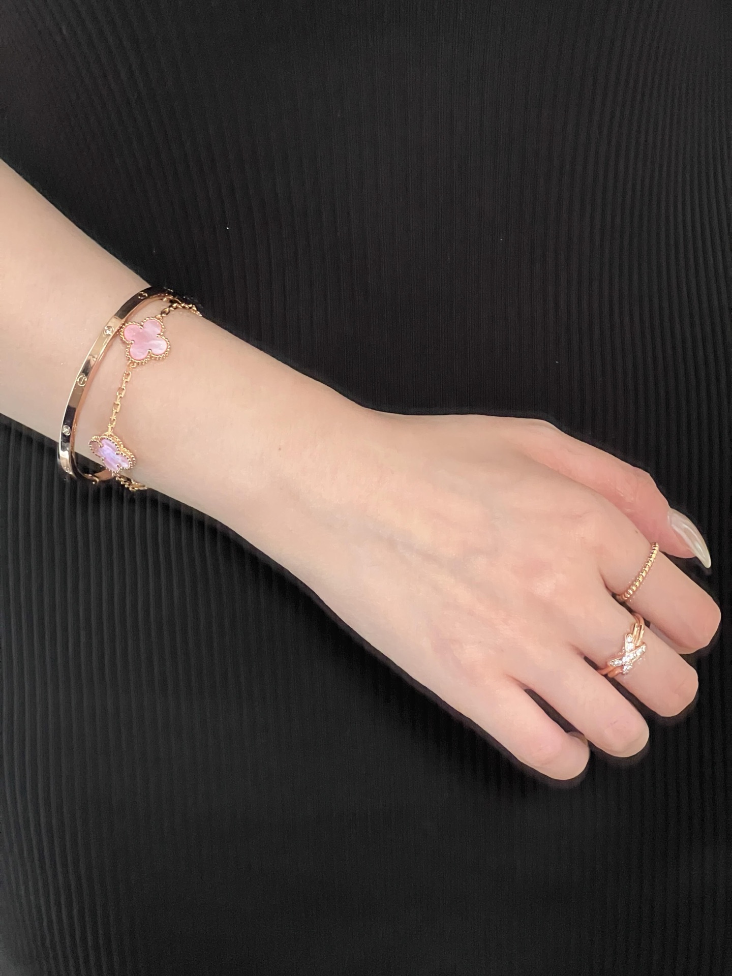Pulsera Van Cleef Arpels Alhambra de oro rosa con motivos de tréboles de nácar rosa 17cm