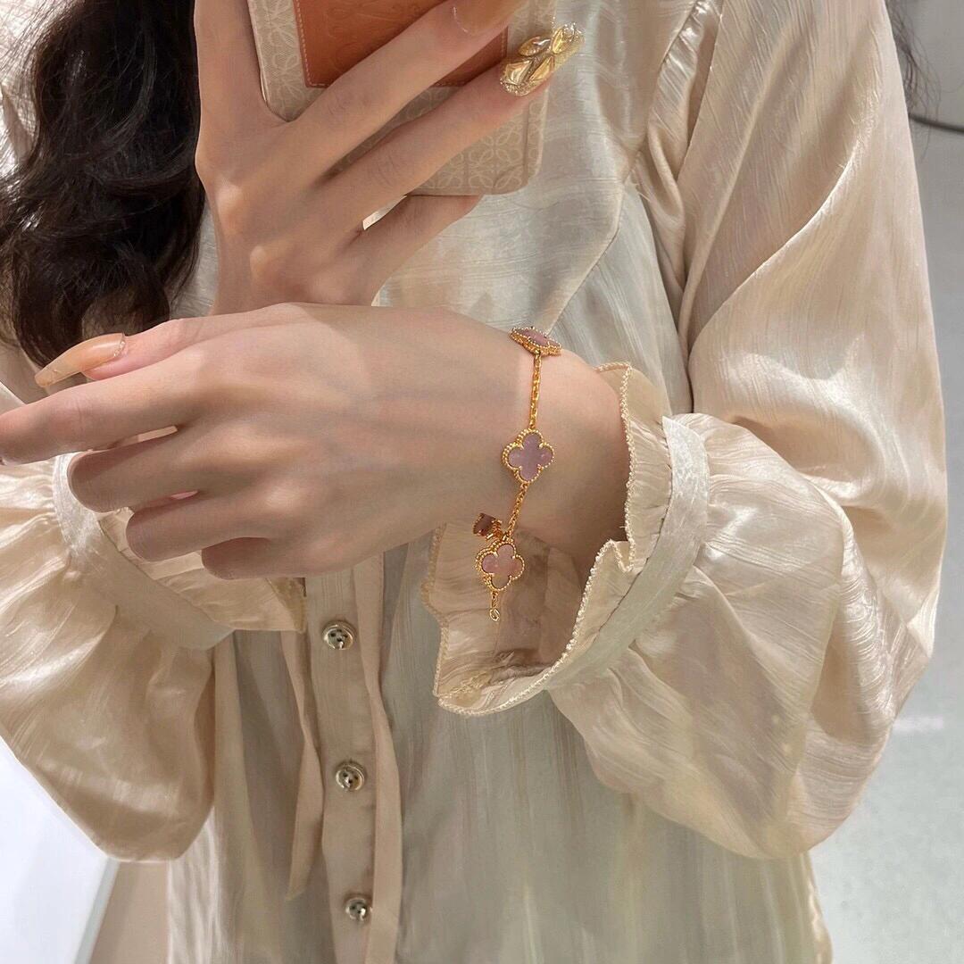 Van Cleef Arpels Alhambra bracelet Yellow gold with pink mother-of-pearl and iridescent mother-of-pearl clover motifs 18cm