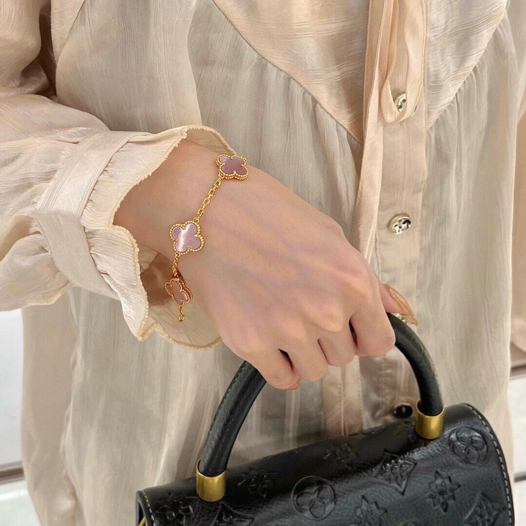 Van Cleef Arpels Alhambra bracelet Yellow gold with pink mother-of-pearl and iridescent mother-of-pearl clover motifs 18cm