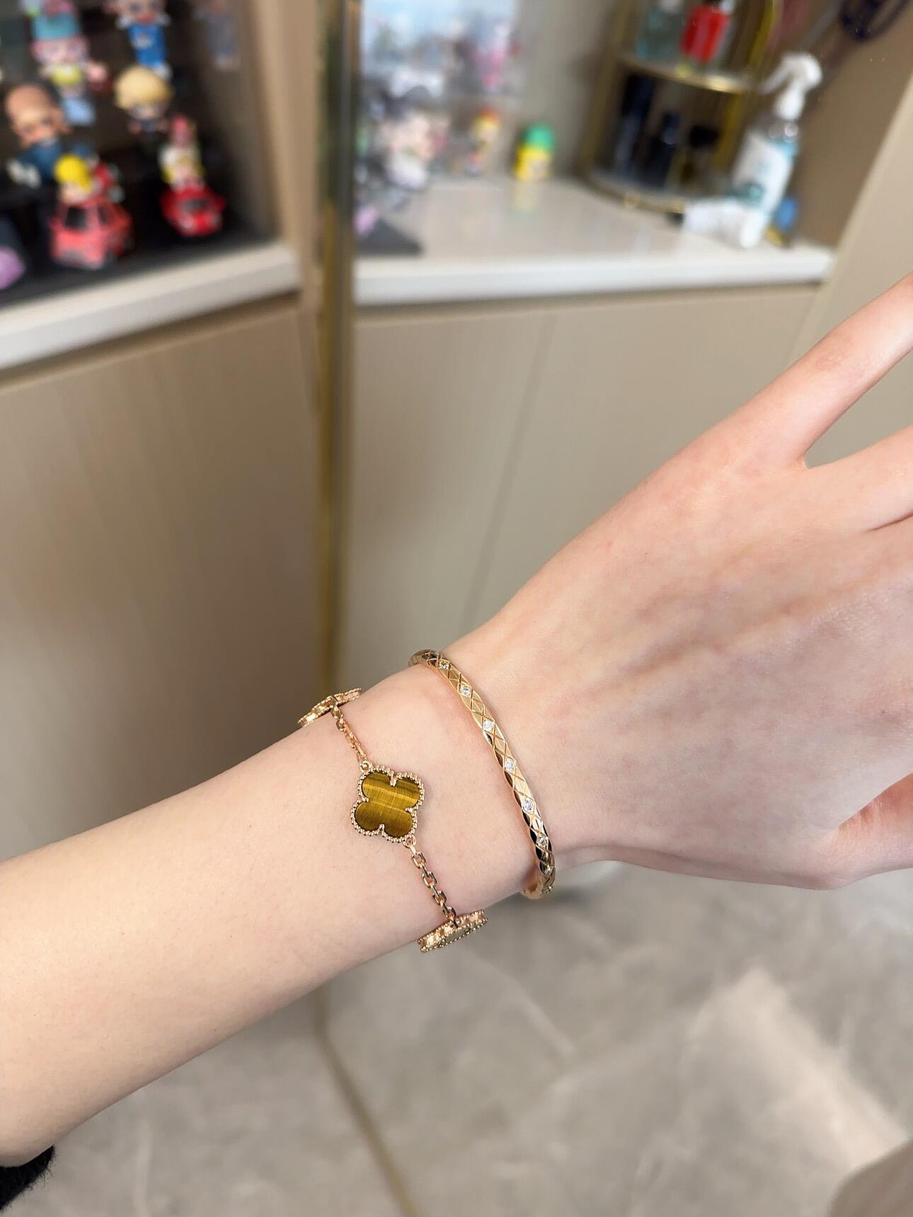 Van Cleef Arpels Vintage Alhambra necklace yellow gold tiger s eye 42cm