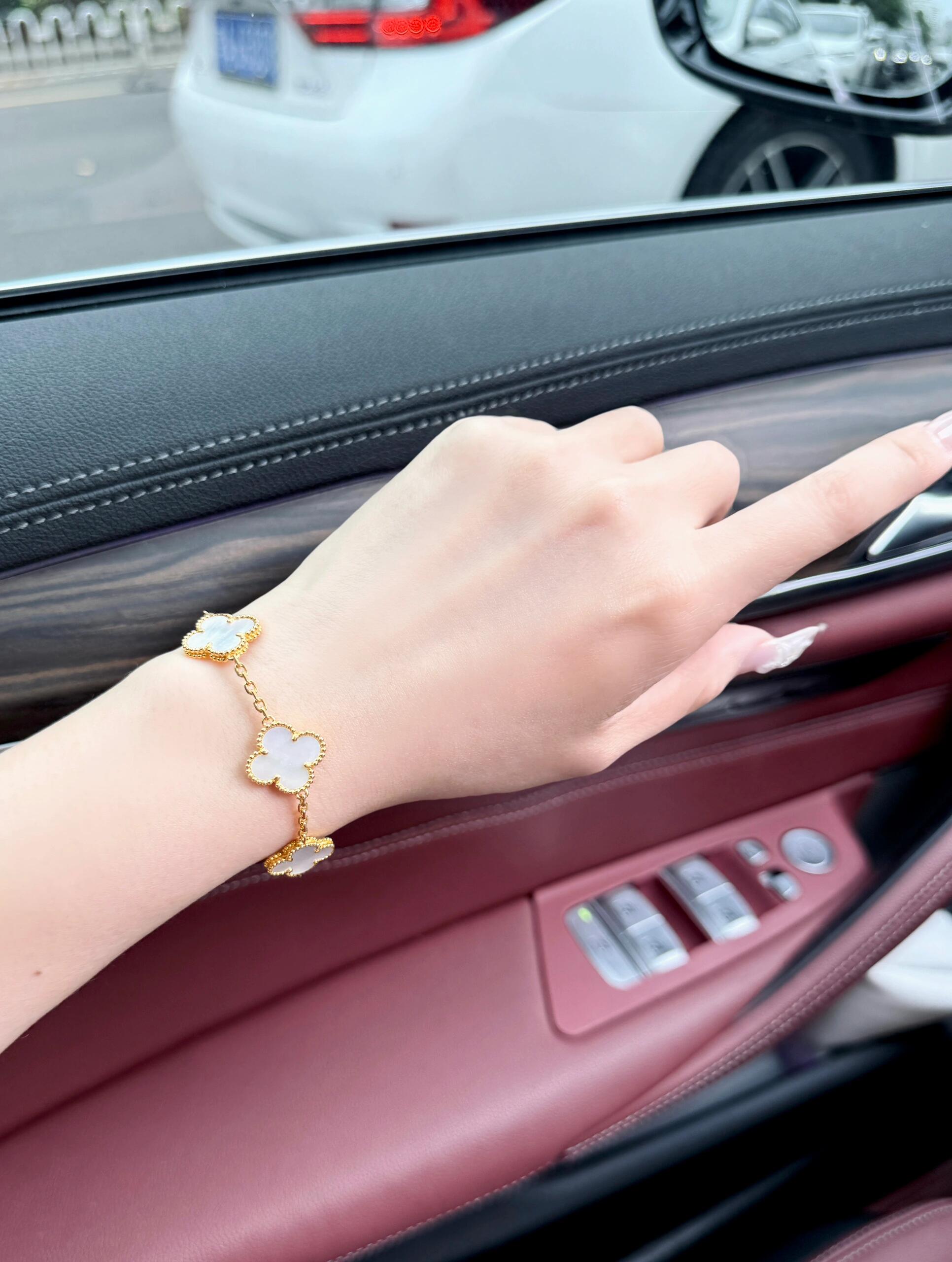 Van Cleef Arpels Alhambra bracelet yellow gold with white mother-of-pearl clover motifs 19cm